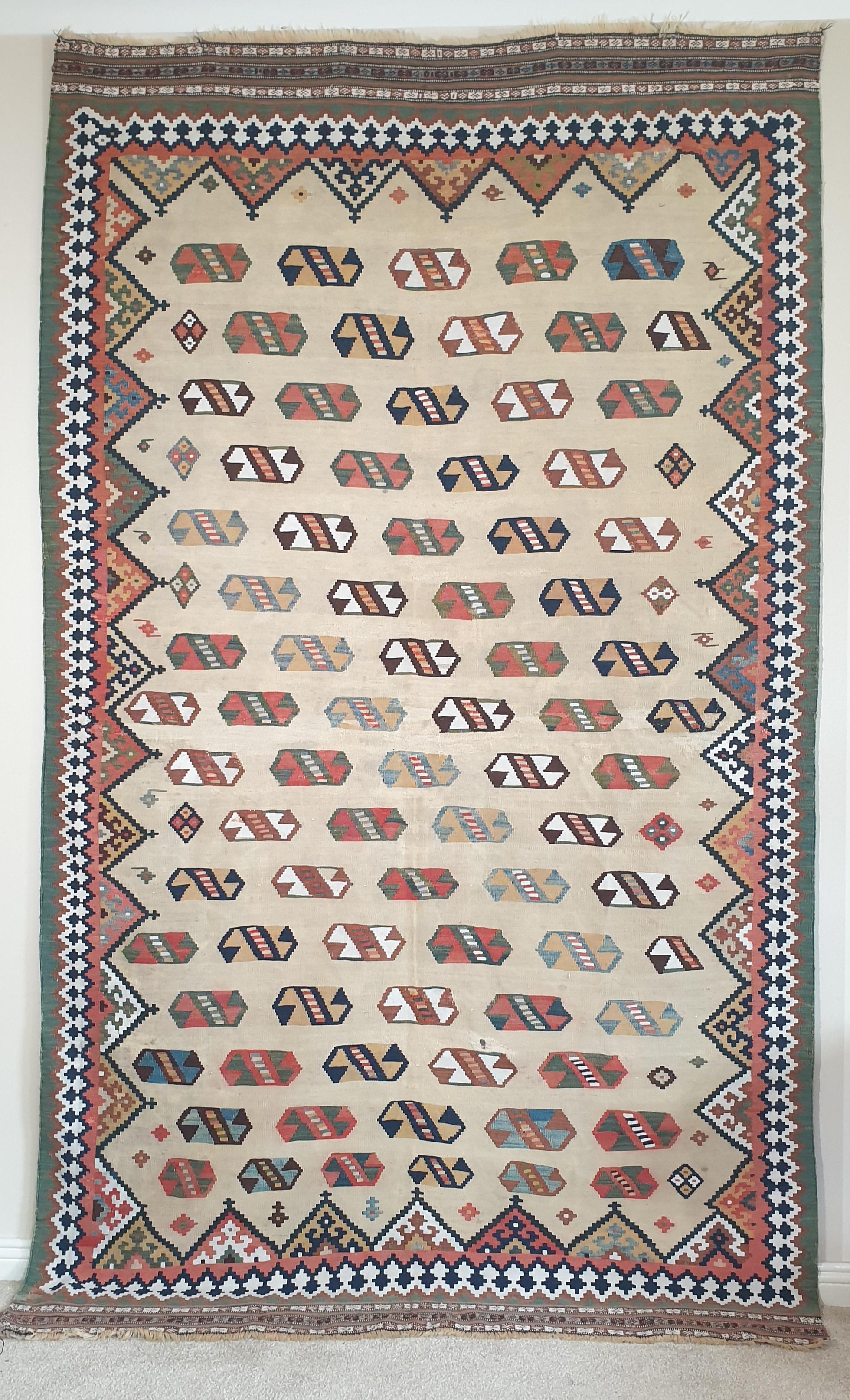 Il s'agit d'un très bel exemple de tissage du peuple Qashquai du Caucusus. Tissé à la main en laine avec une myriade de motifs flottants en forme de losange et une bordure blanche resplendissante. 
Cette pièce est très polyvalente et peut être