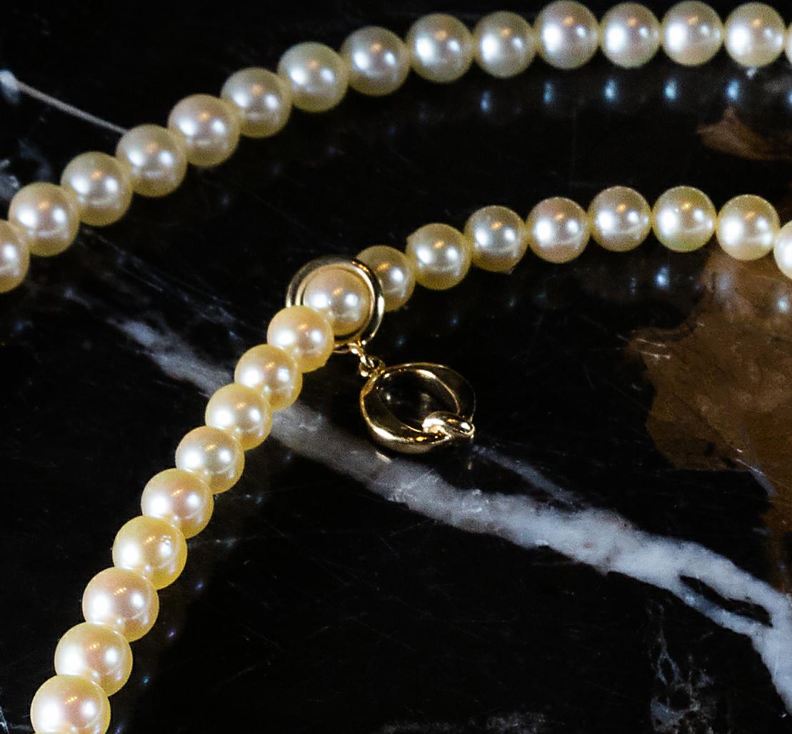 Round Cut 18K Yellow Gold Necklace, Diamond 0.50 Carat and Graduated Baby Akoya Pearls For Sale