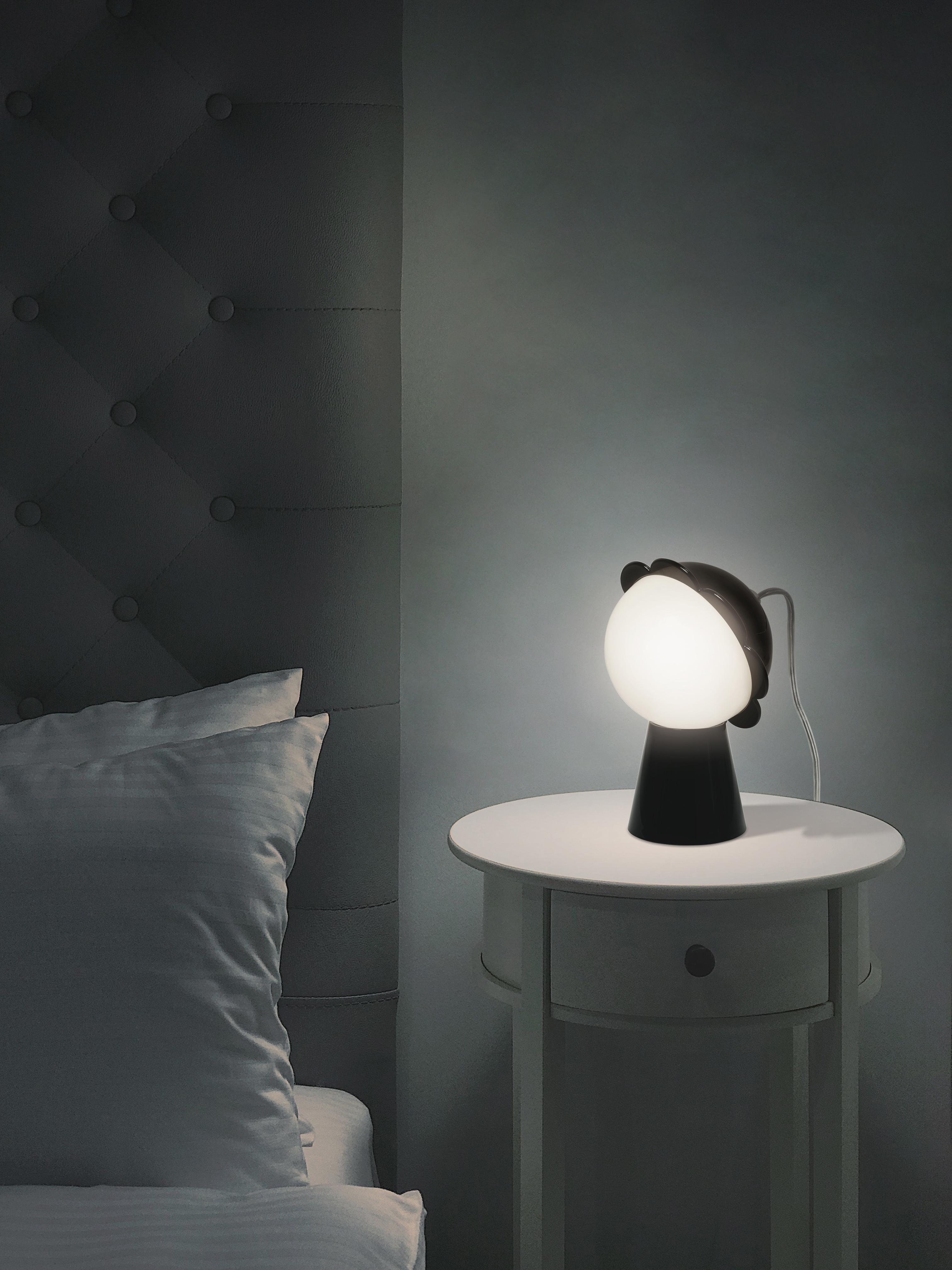 The Moderns Lampe de table noire rouge rose jaune verte ou grise à fleurs de marguerite en vente 2