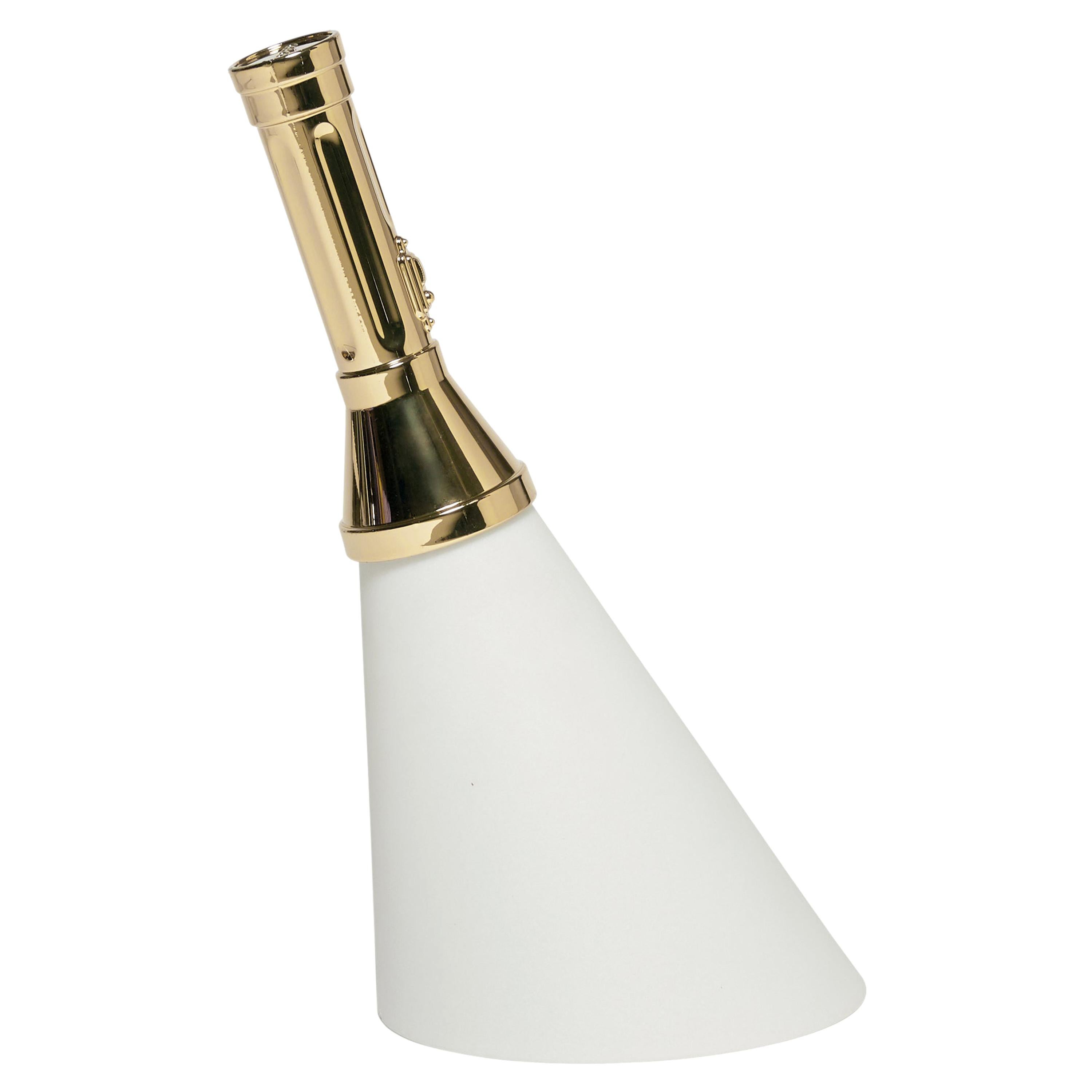 En vente : Gold Lampe de table moderne Flashlight en or, argent ou titane par Studio Job