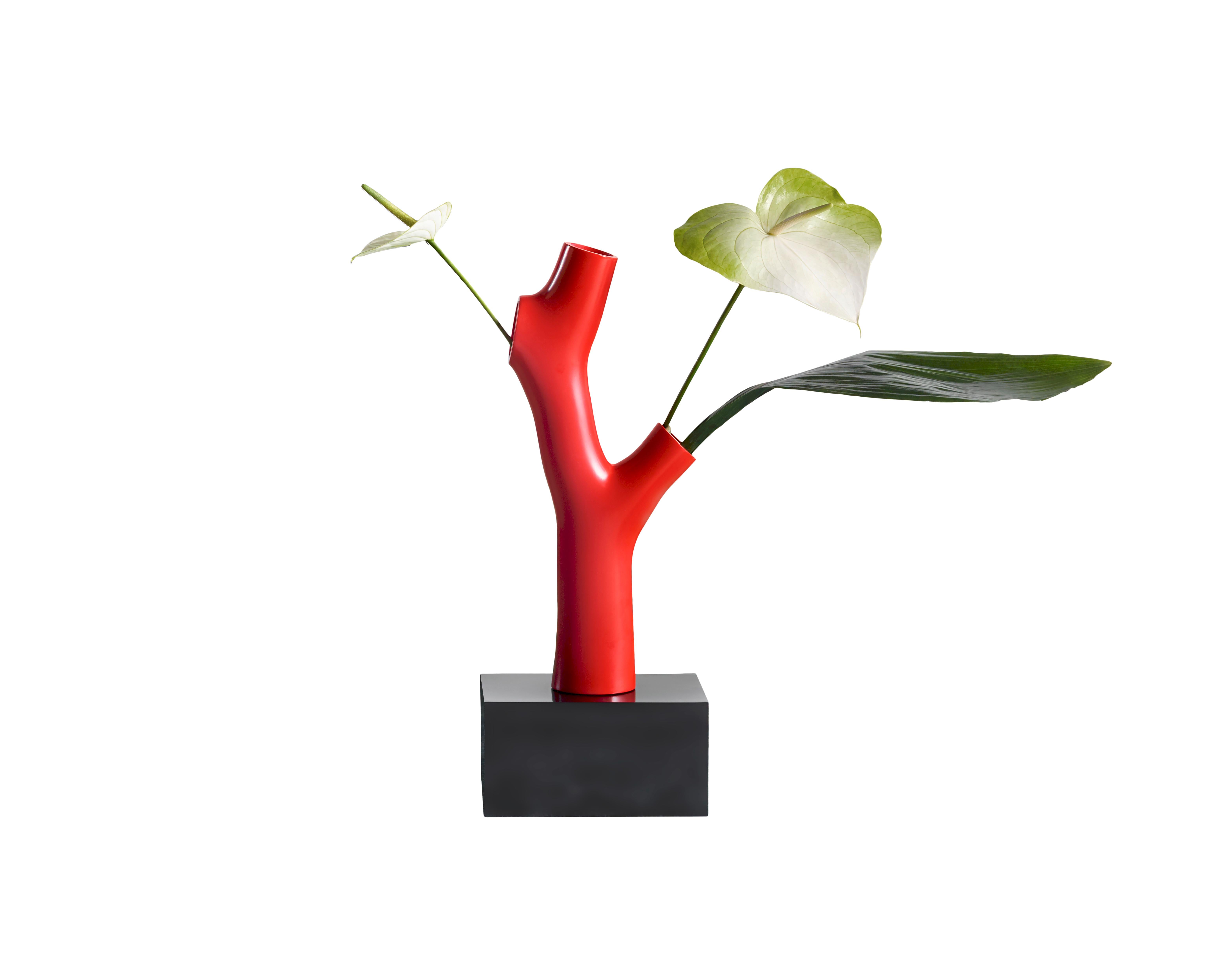 Eine Vase mit der Struktur und Form einer Koralle, die fest auf ihrem Sockel verankert ist, in die man Blumen stellen kann, die aber auch wie eine Skulptur wirken kann. Andrea Branzi stellt das Konzept der Kollektion auf den Kopf, die innerhalb