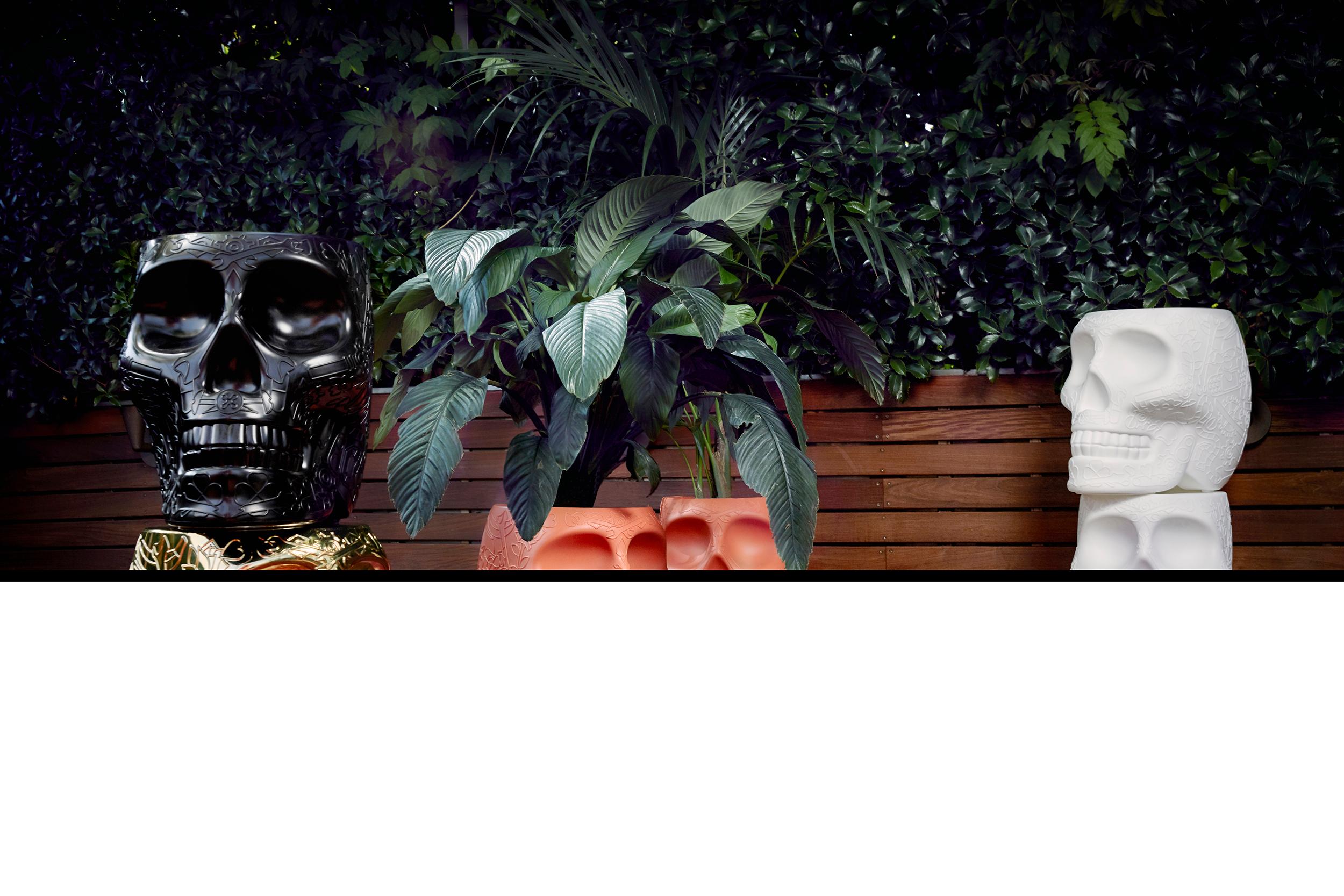 Table d'appoint mexicaine moderne Calavera Skull en terre cuite noire, verte ou blanche en vente 5