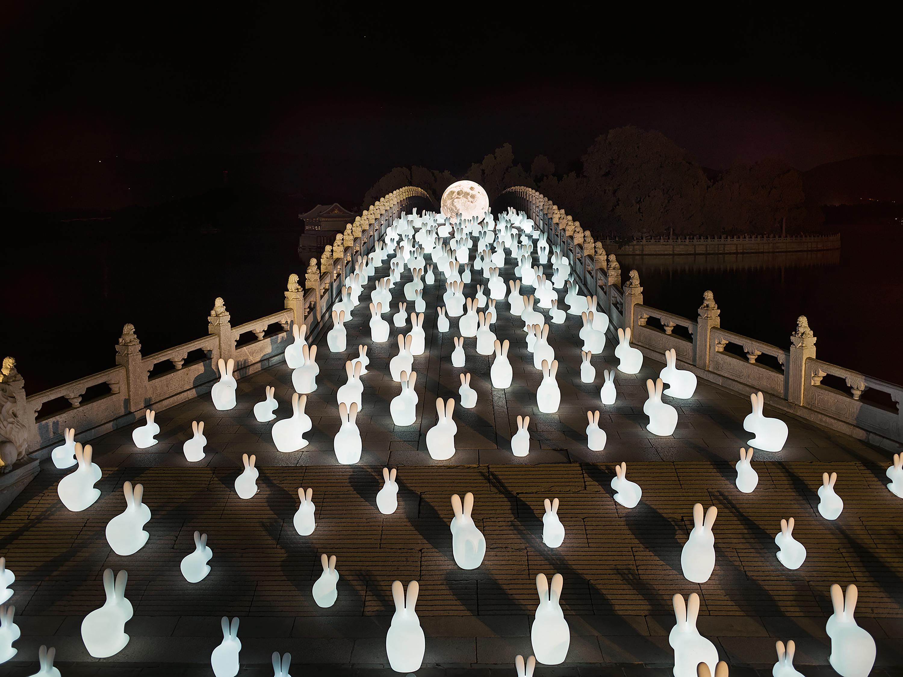 Lampe décorative moderne en forme de lapin blanc par Stefano Giovannoni en vente 4