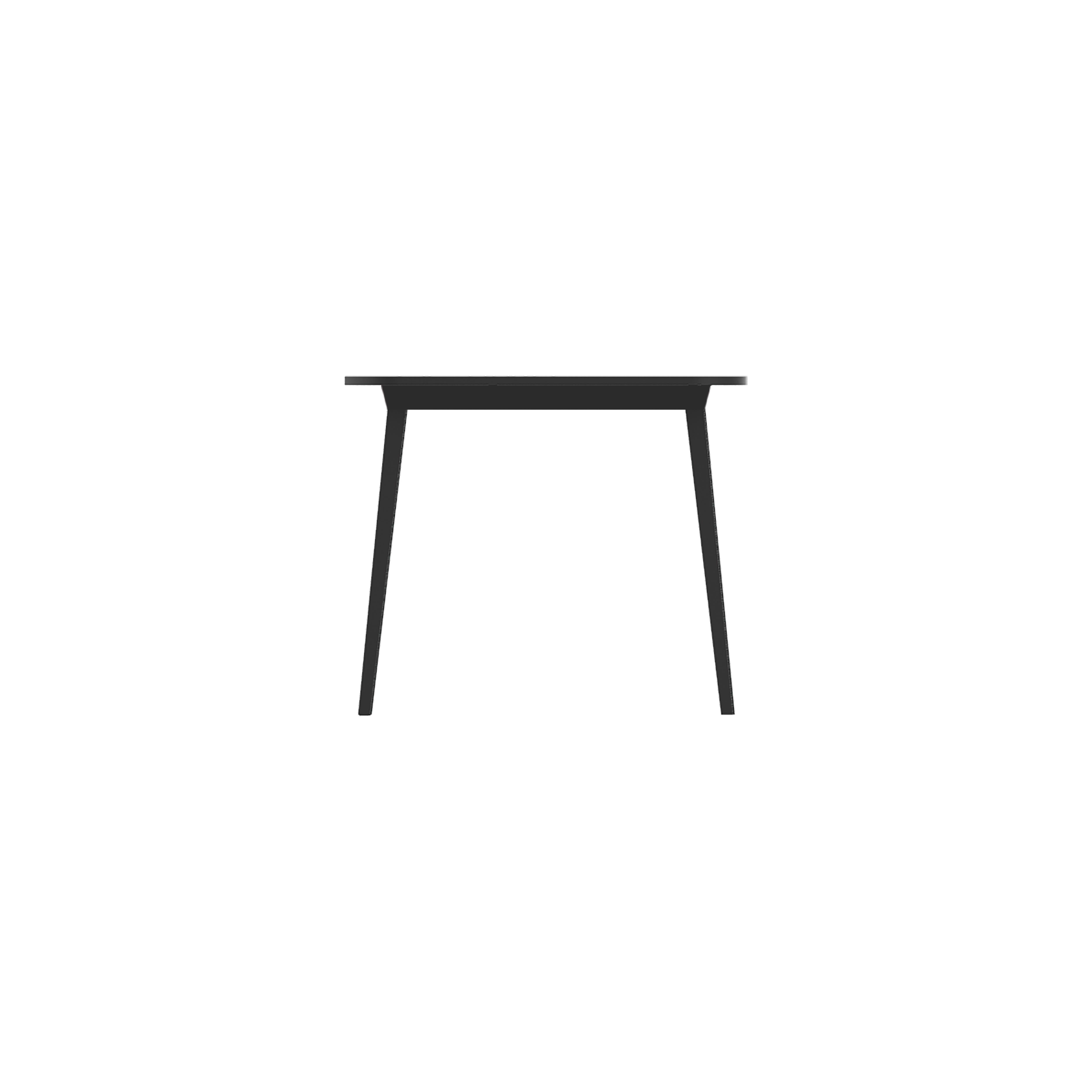 x' est une famille de tables de différentes tailles, composées d'une structure extensible en aluminium avec un plateau en bois ou d'un matériau unique en plastique noir. La table carrée à quatre places, idéale pour les bars et les