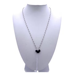 Collier Qeelin avec pendentif « Wulu » en or blanc 18 carats, onyx et pavé de diamants