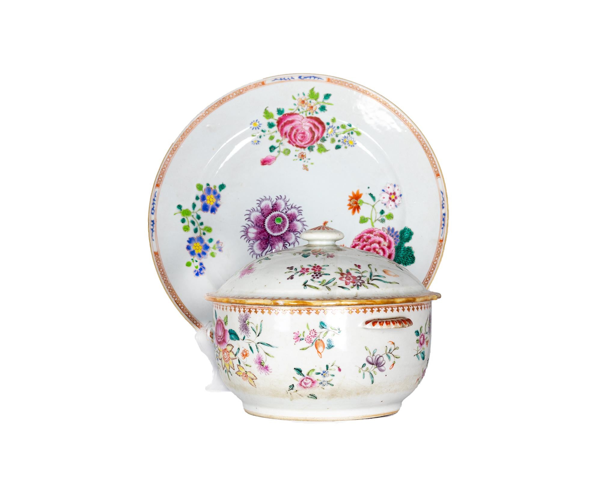 Exportation chinoise Soupière et plateau en porcelaine à fleurs Qianlong, Compagnie indienne portugaise des Indes, 18e siècle en vente