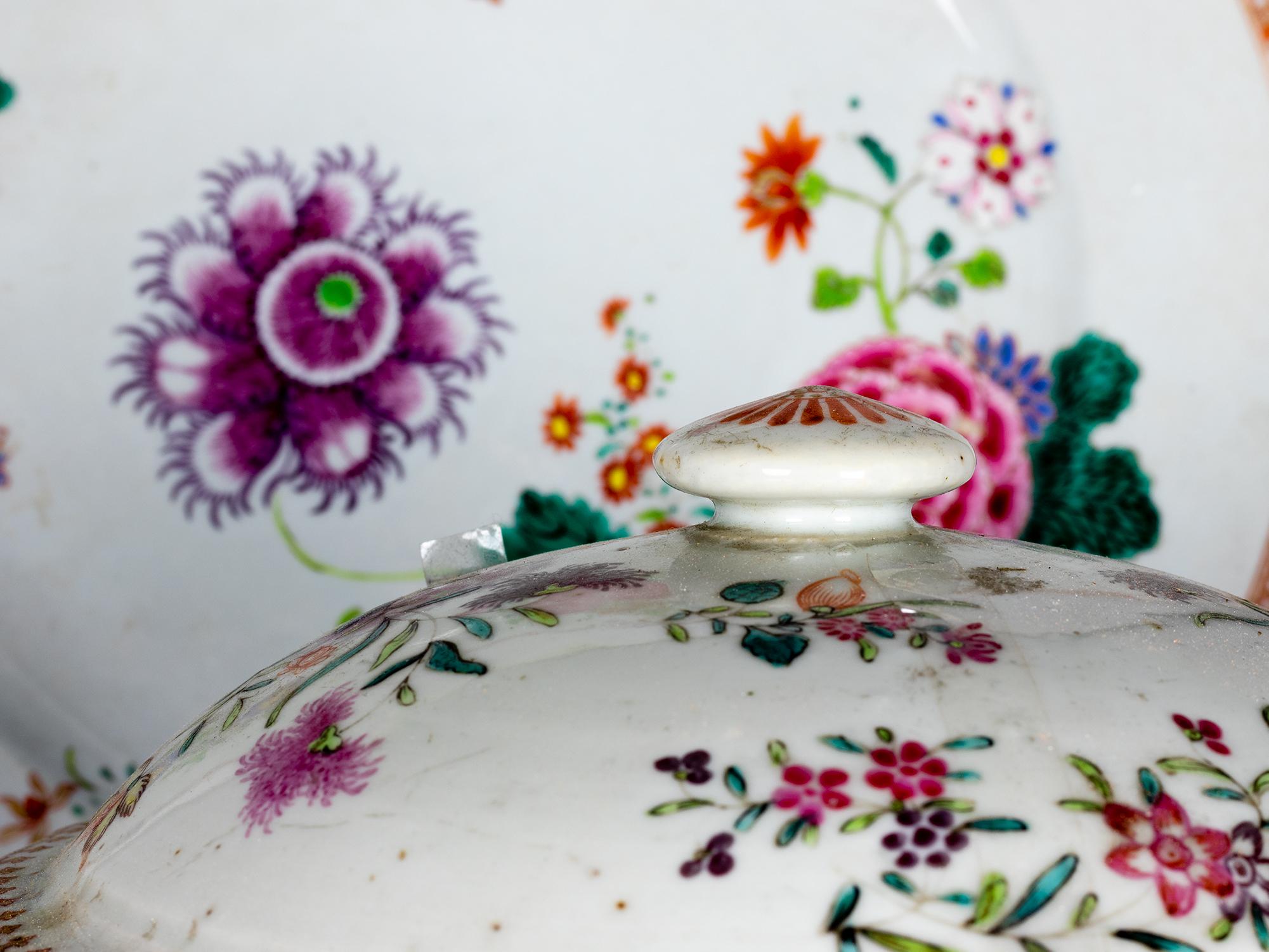 Soupière et plateau en porcelaine à fleurs Qianlong, Compagnie indienne portugaise des Indes, 18e siècle Bon état - En vente à Lisbon, PT