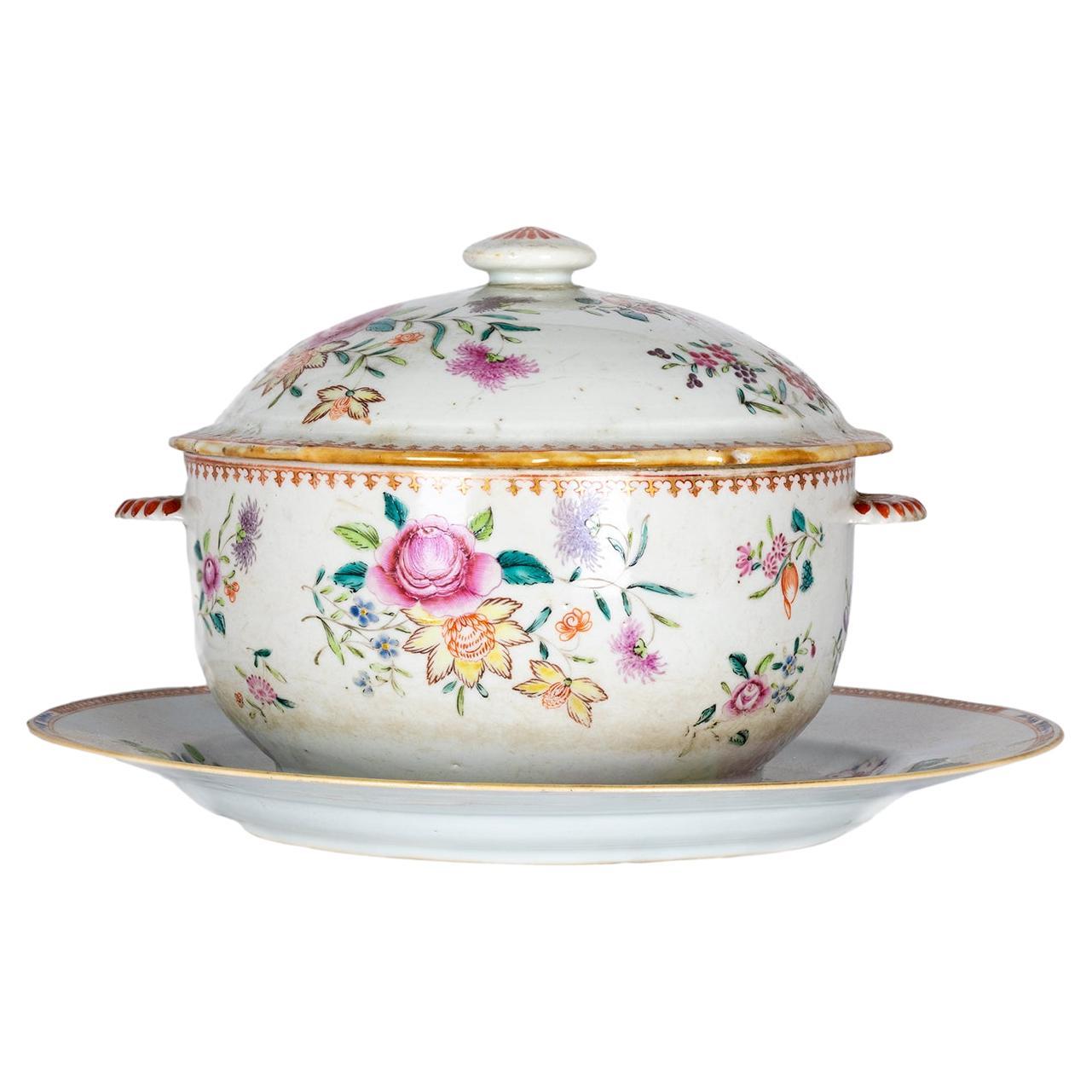 Soupière et plateau en porcelaine à fleurs Qianlong, Compagnie indienne portugaise des Indes, 18e siècle