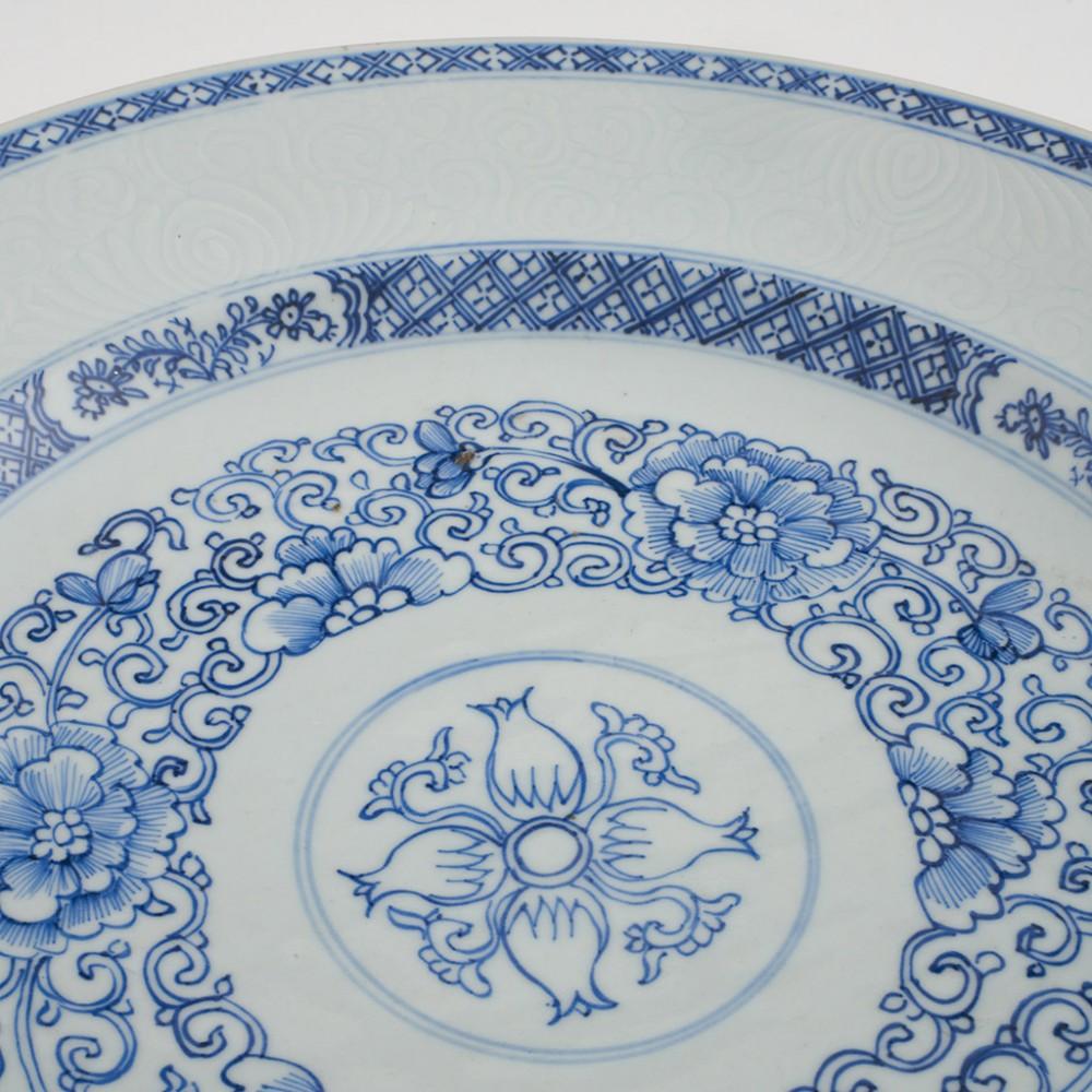 Qianlong Period Blue and White Charger 1736-1795 In Good Condition For Sale In Tunbridge Wells, GB