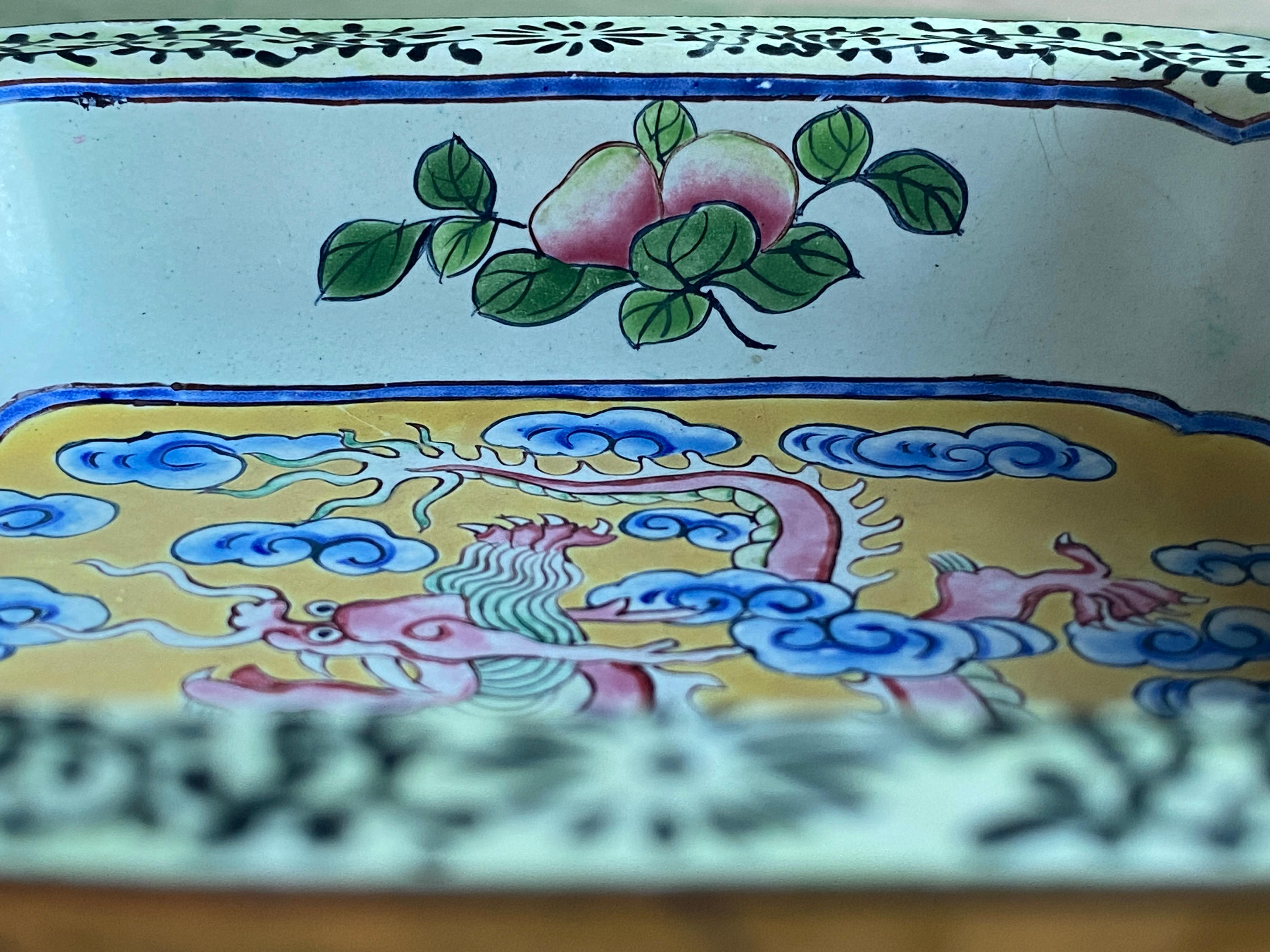 Qianlong period Canton Enamel Square Dish with Dragon, China Late 18th Century In Good Condition For Sale In Grythyttan, SE