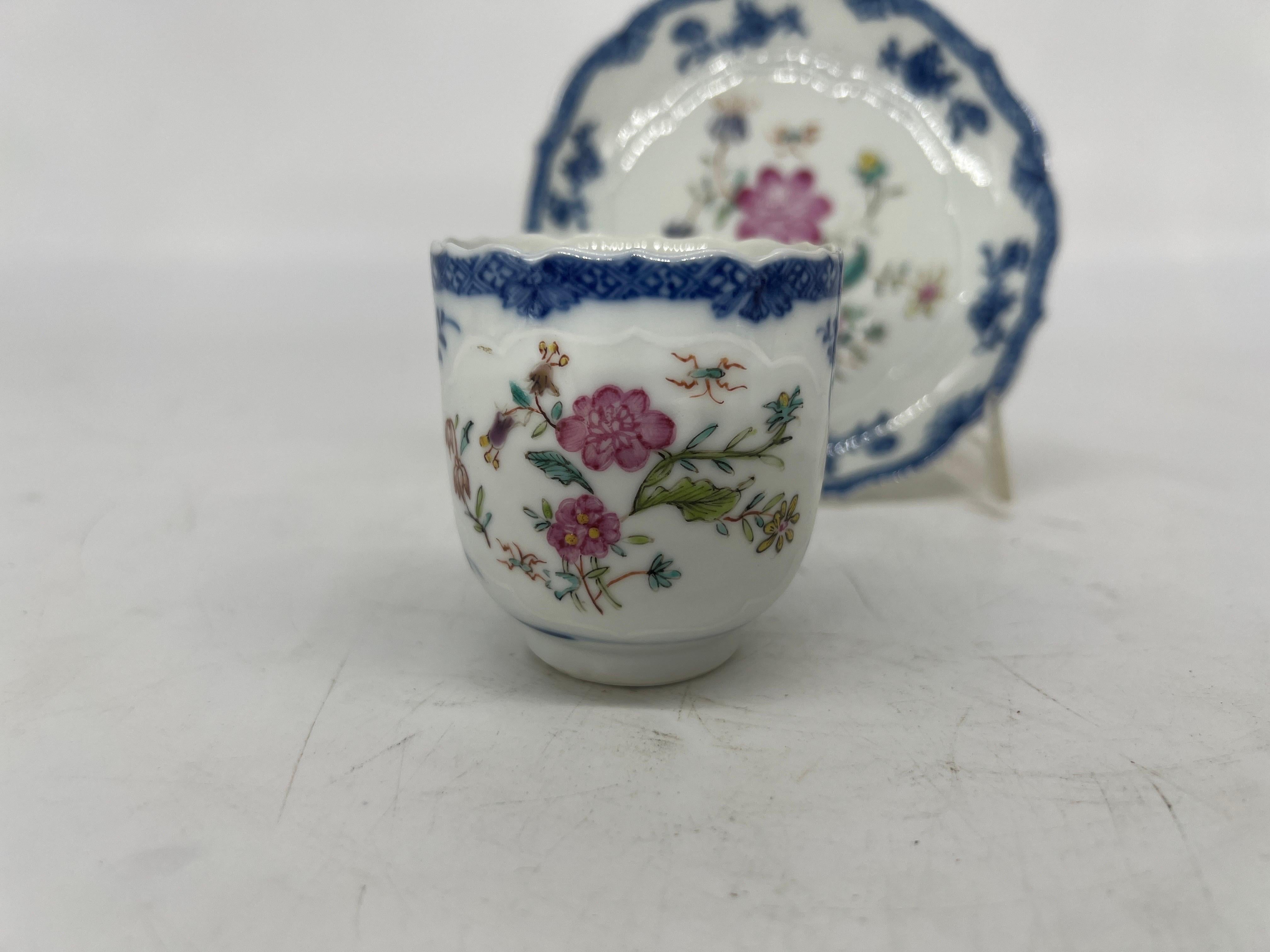 Exportation chinoise Tasse à thé et soucoupe en porcelaine d'exportation chinoise de la période Qianlong, sous glaçure lotus en vente