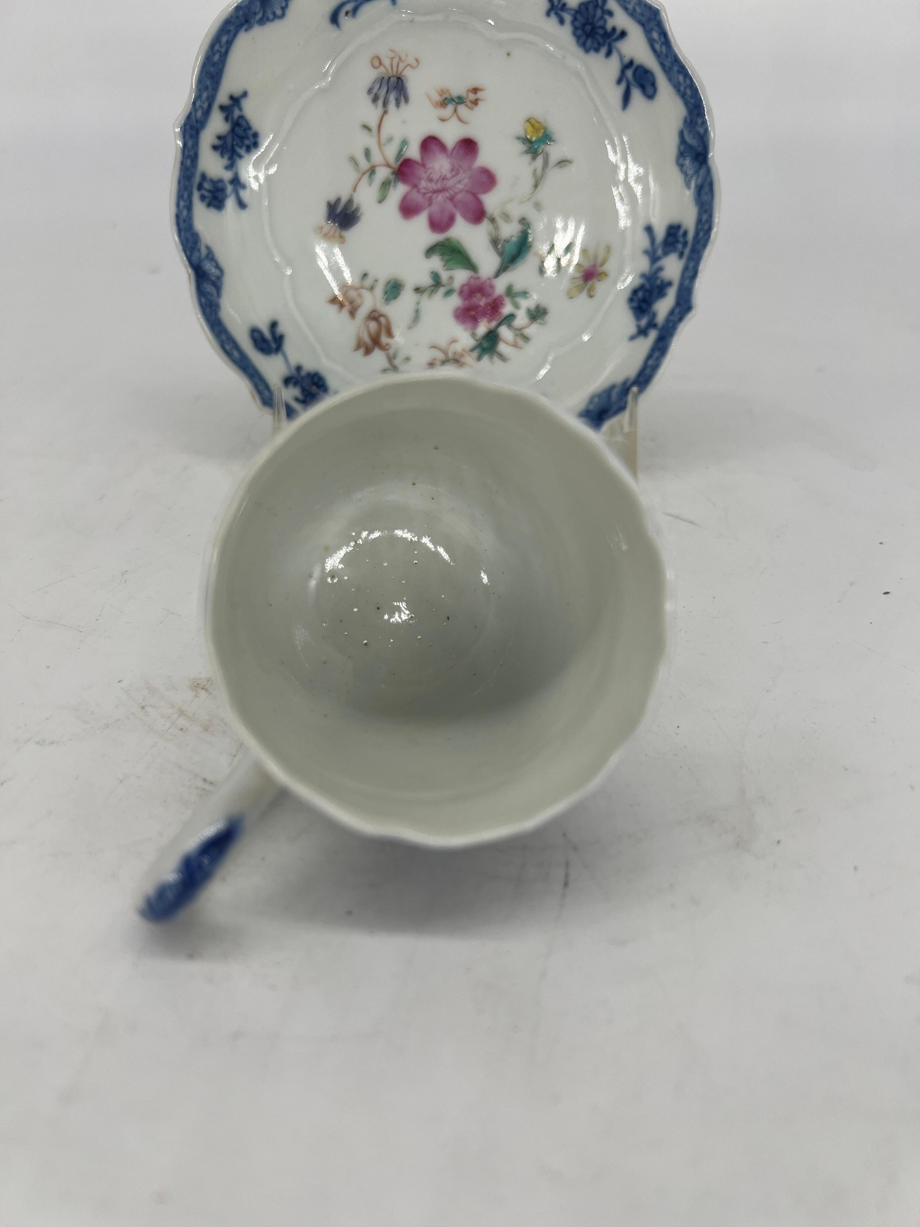 Chinois Tasse à thé et soucoupe en porcelaine d'exportation chinoise de la période Qianlong, sous glaçure lotus en vente