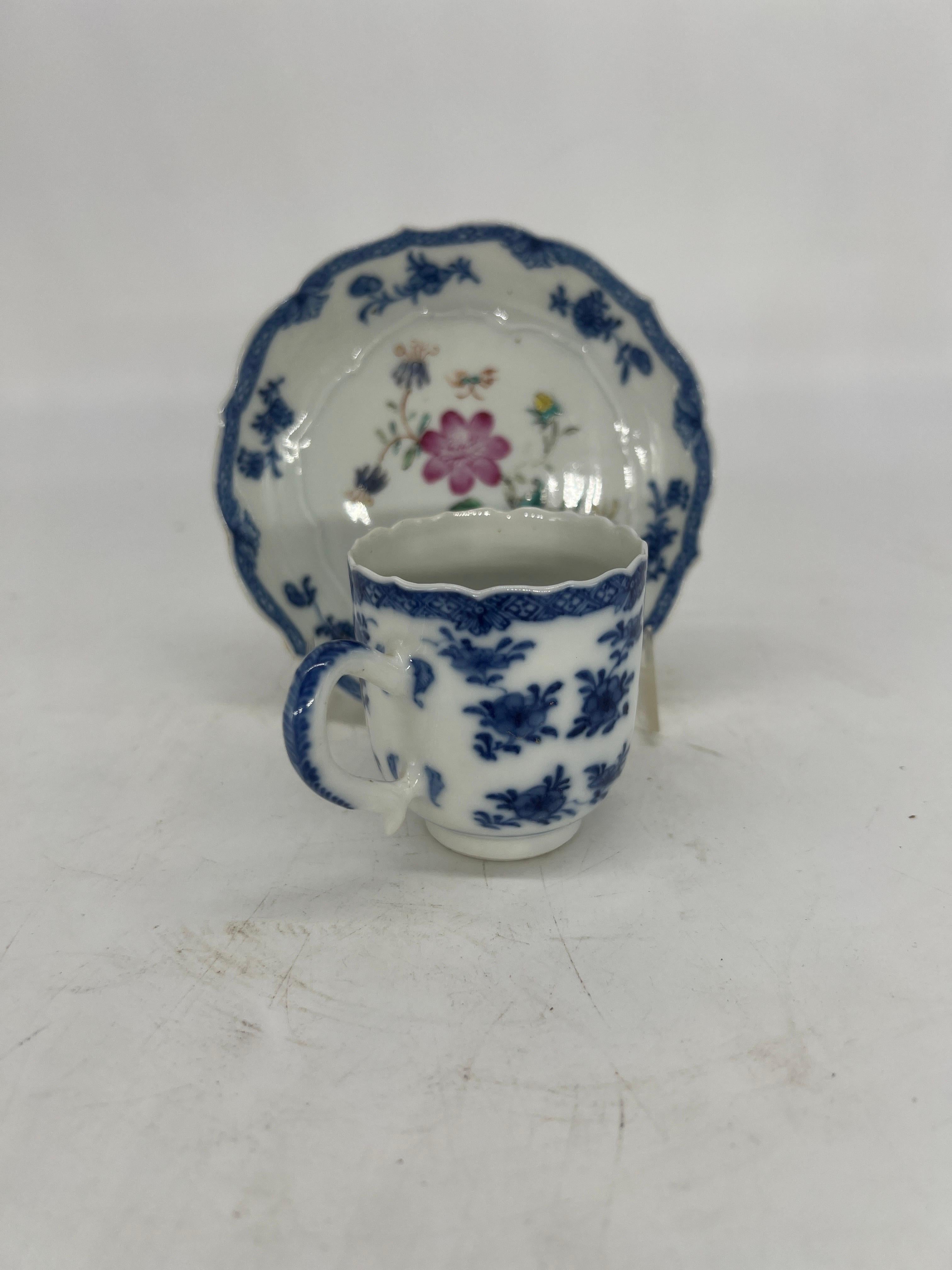 Tasse à thé et soucoupe en porcelaine d'exportation chinoise de la période Qianlong, sous glaçure lotus Bon état - En vente à Atlanta, GA