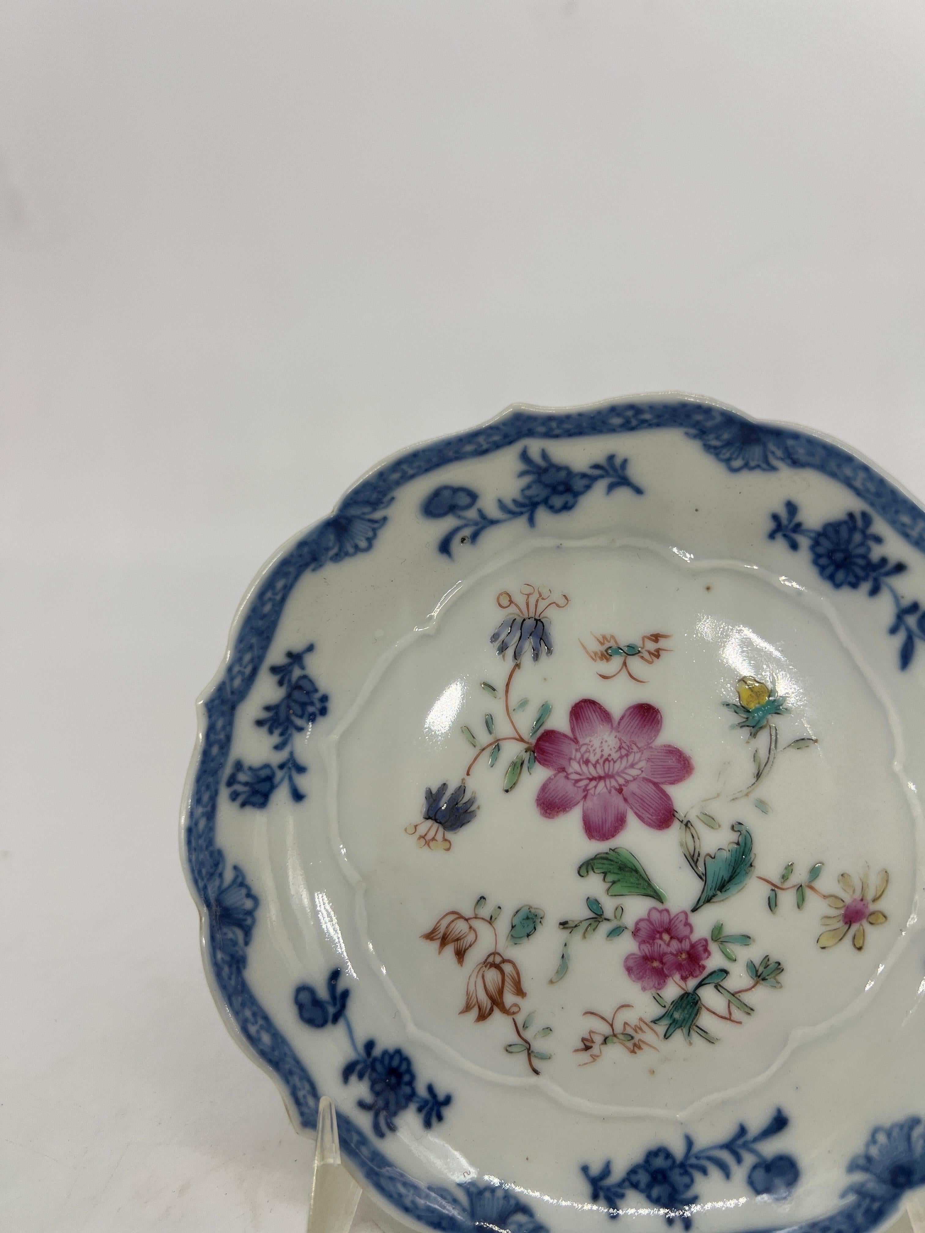 Porcelaine Tasse à thé et soucoupe en porcelaine d'exportation chinoise de la période Qianlong, sous glaçure lotus en vente
