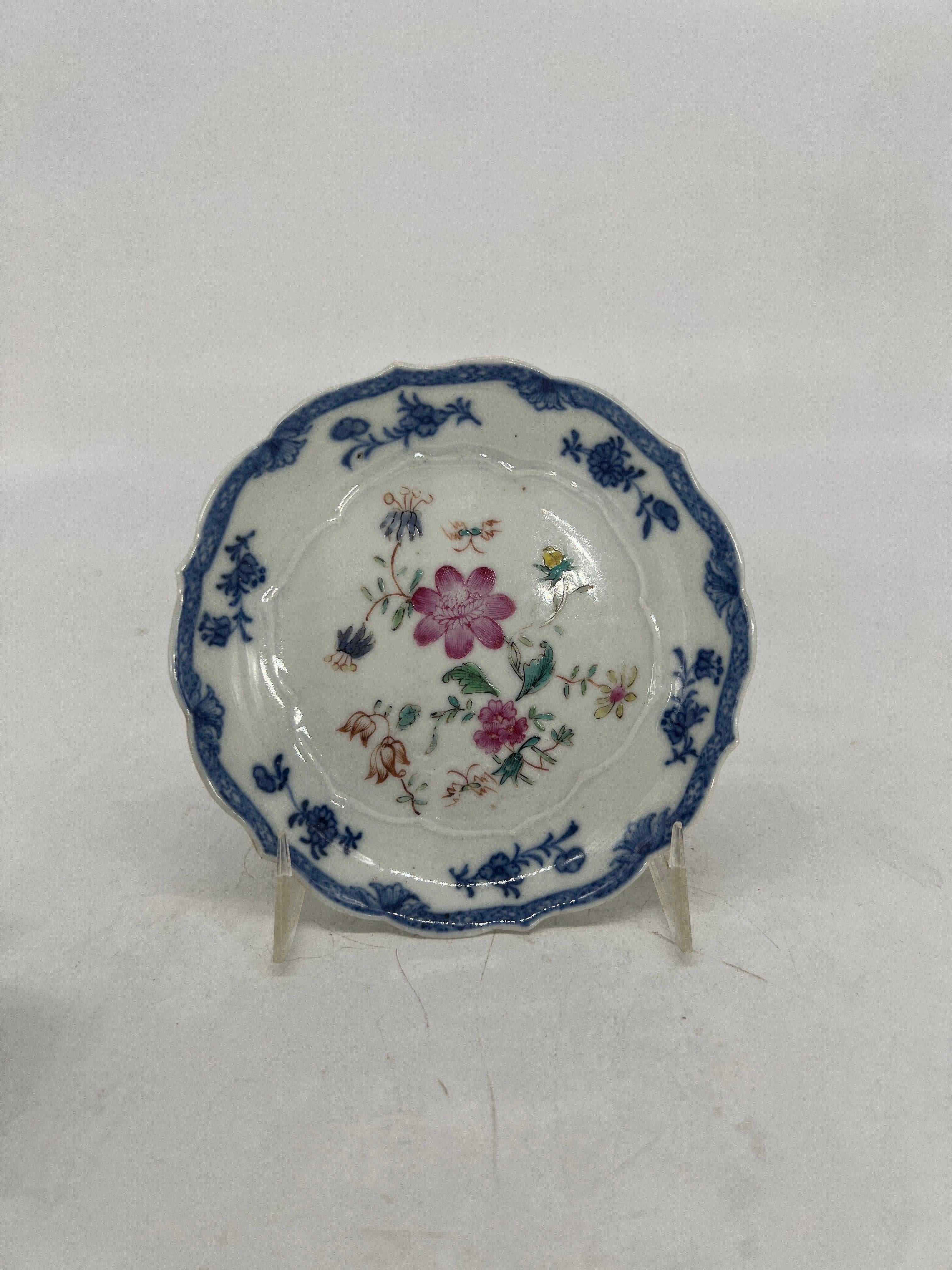 Tasse à thé et soucoupe en porcelaine d'exportation chinoise de la période Qianlong, sous glaçure lotus en vente 1