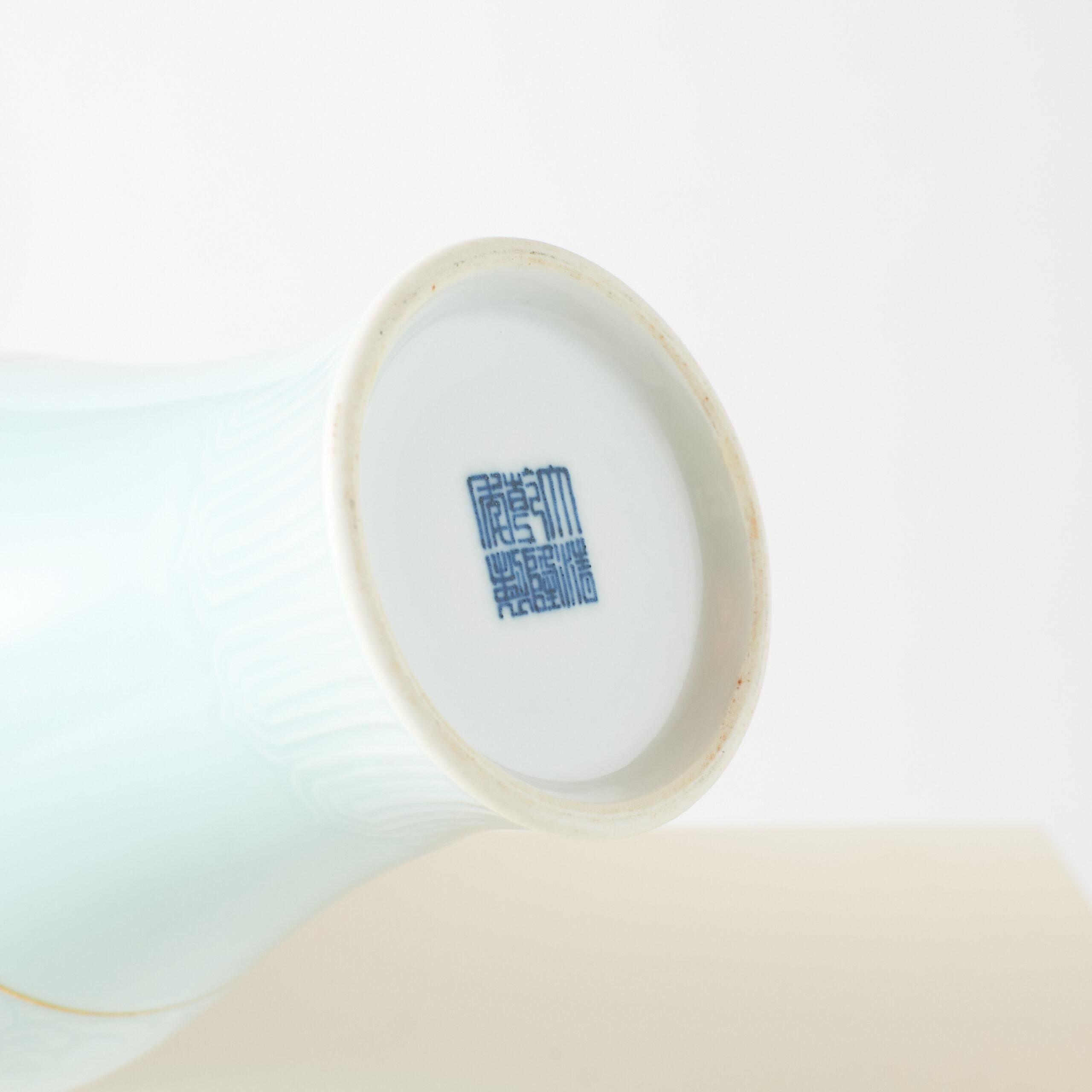 Qianlong-Stil Celadon-Vase mit vergoldeten Rändern

Eine chinesische Seladonvase mit rundem Körper, schmalem Hals und ausgestelltem Boden. Die blassblaugrüne Glasur wird durch subtile, geformte Blumenmuster und vergoldete Ränder akzentuiert.

Der
