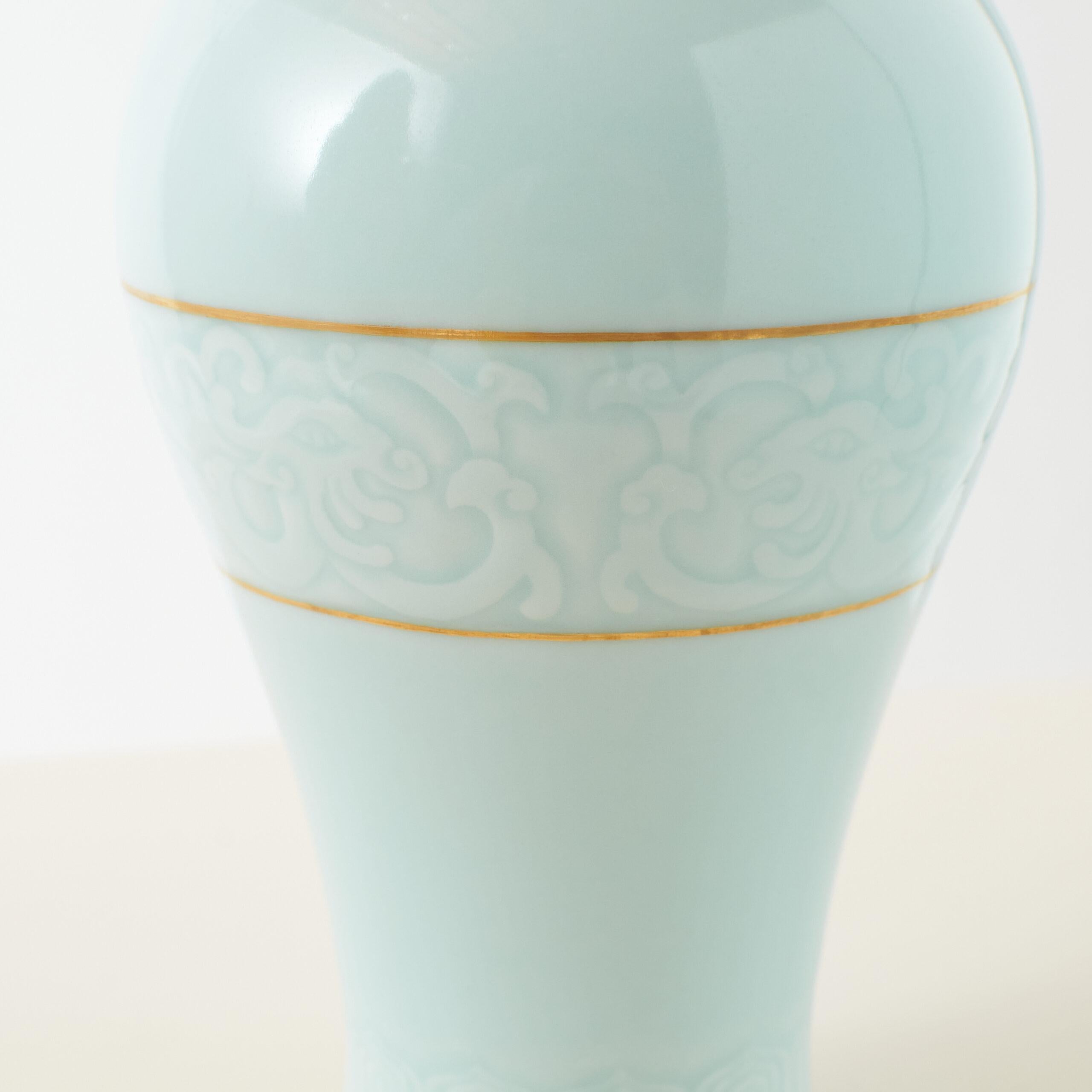 Qianlong-Stil Celadon-Vase mit vergoldeten Rändern im Zustand „Gut“ im Angebot in San Francisco, CA