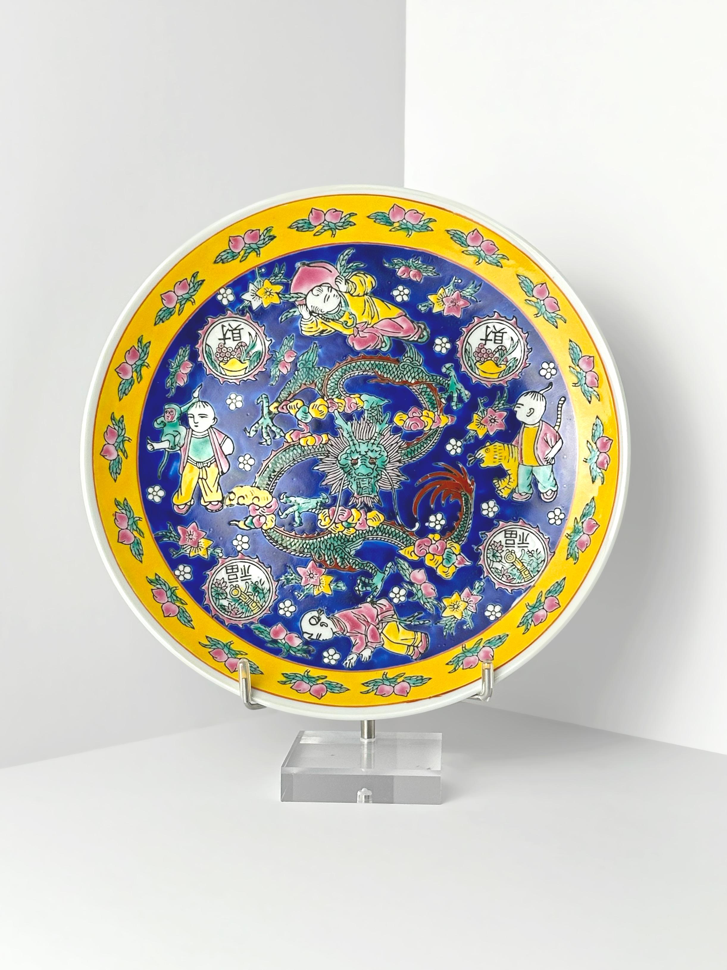 Fine XX secolo Piatto decorativo in porcellana in stile Qianlong, smalto blu e giallo, Cina, anni '80 ca. in vendita