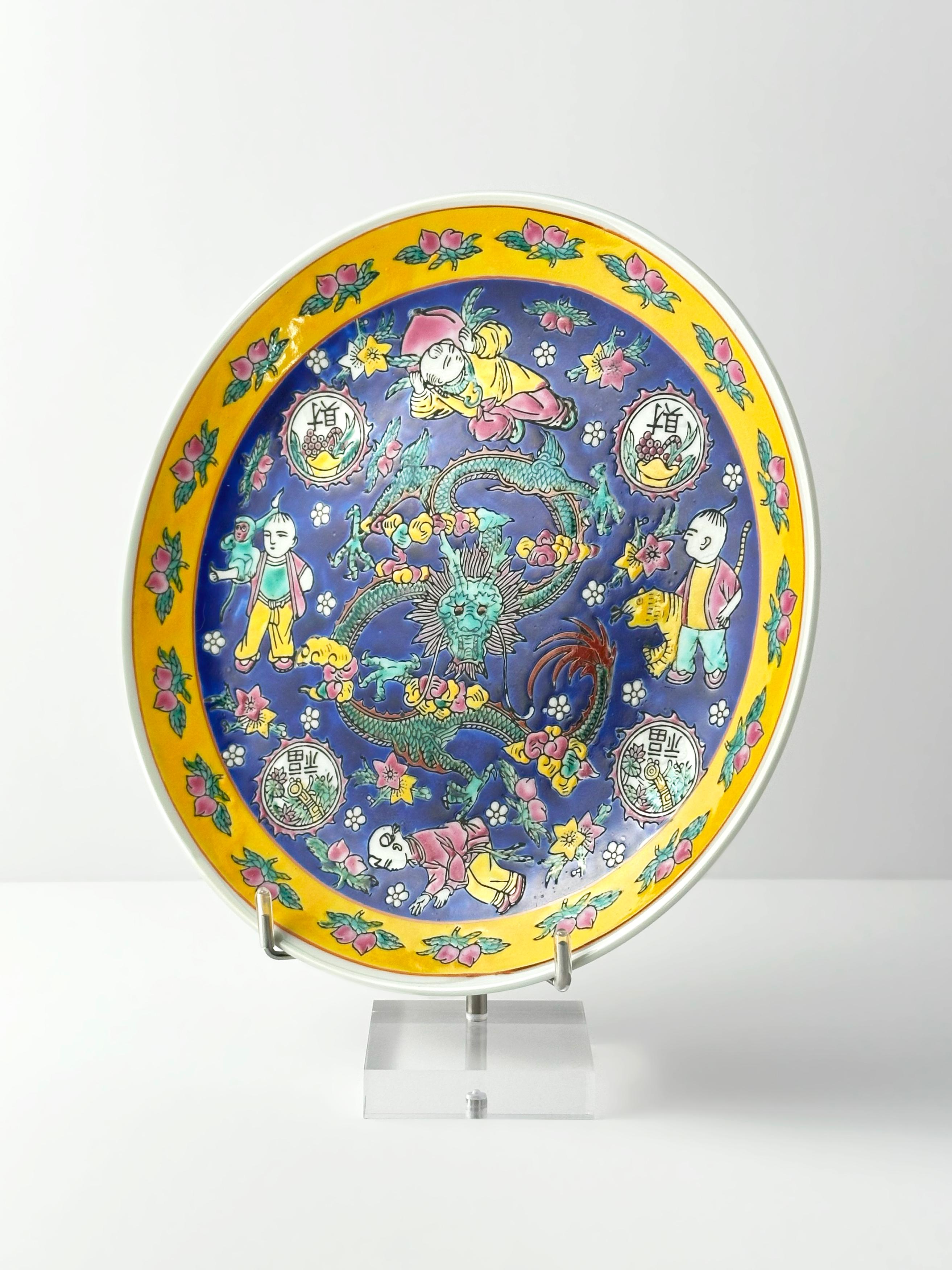 Cinese Piatto decorativo in porcellana in stile Qianlong, smalto blu e giallo, Cina, anni '80 ca. in vendita