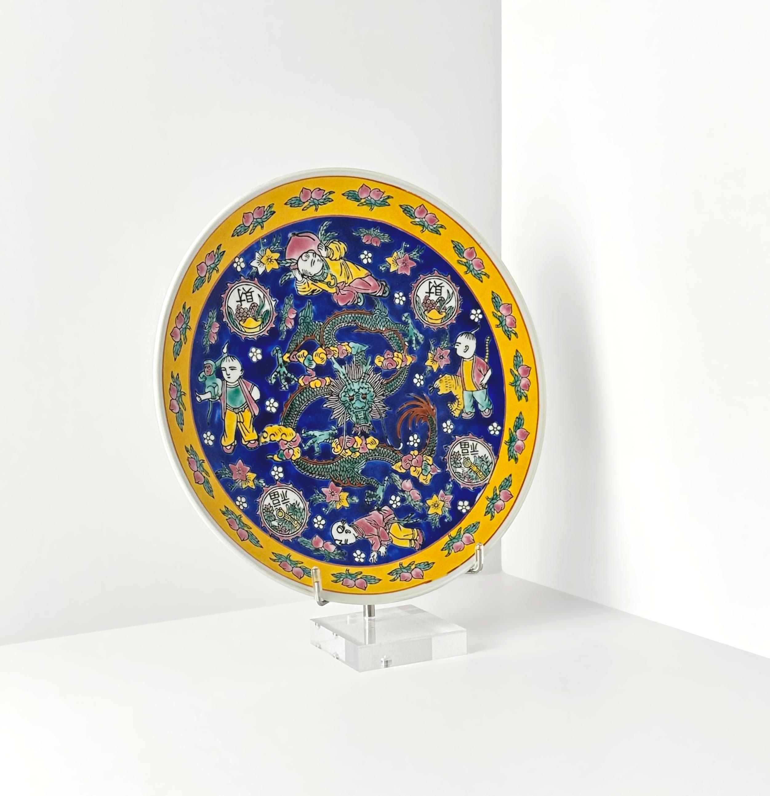 Piatto decorativo in porcellana in stile Qianlong, smalto blu e giallo, Cina, anni '80 ca. In condizioni buone in vendita a Glasgow, GB