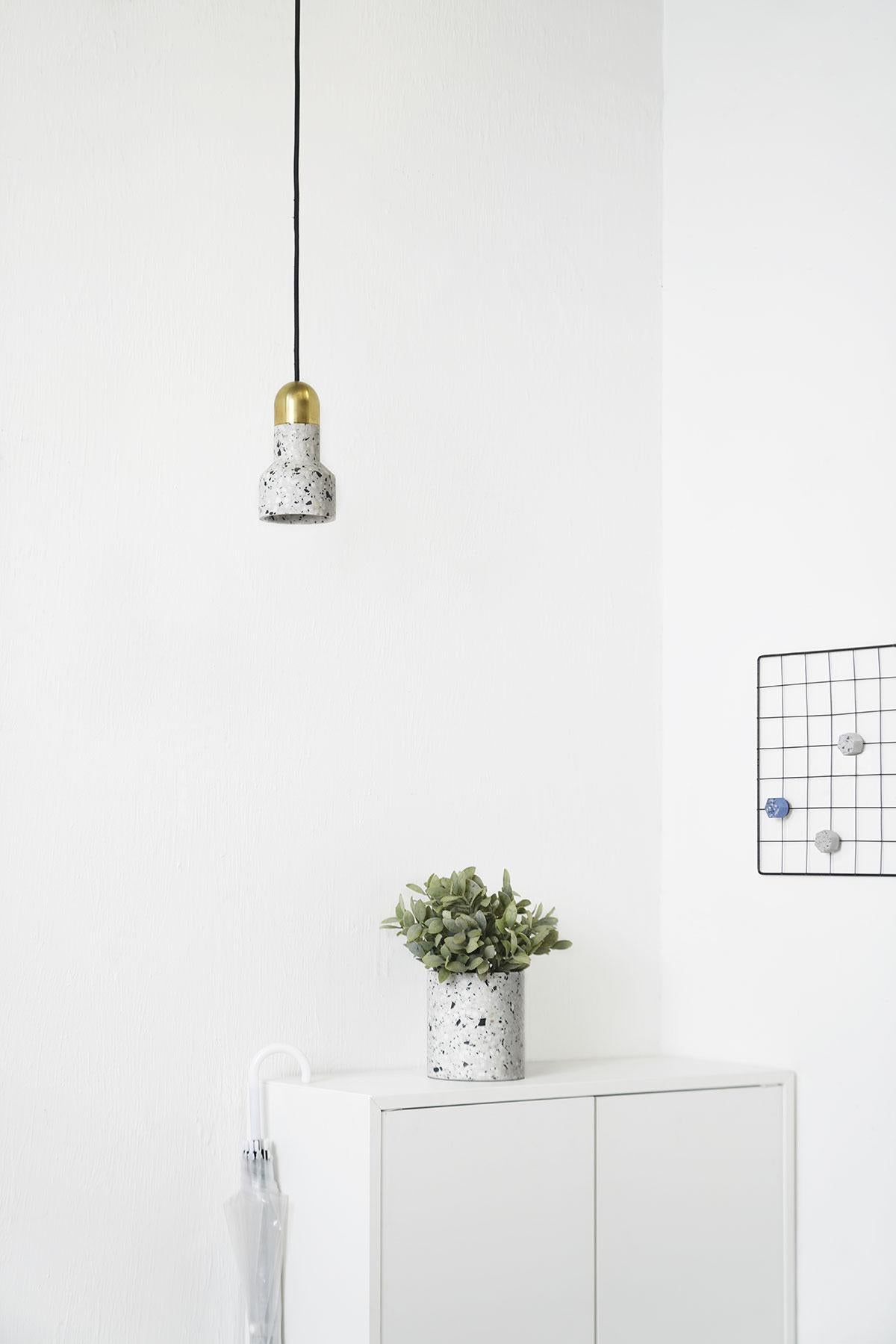 Terrazzo pendant lamps designed by Cantonese studio Bentu Design

Black wire 2m adjustable. Bulb E27 LED 3W
Measures: 17.5 cm x 9.6 cm

These pendant lamps are available in different colors of terrazzo: white, black, red or blue.

Bentu Design's