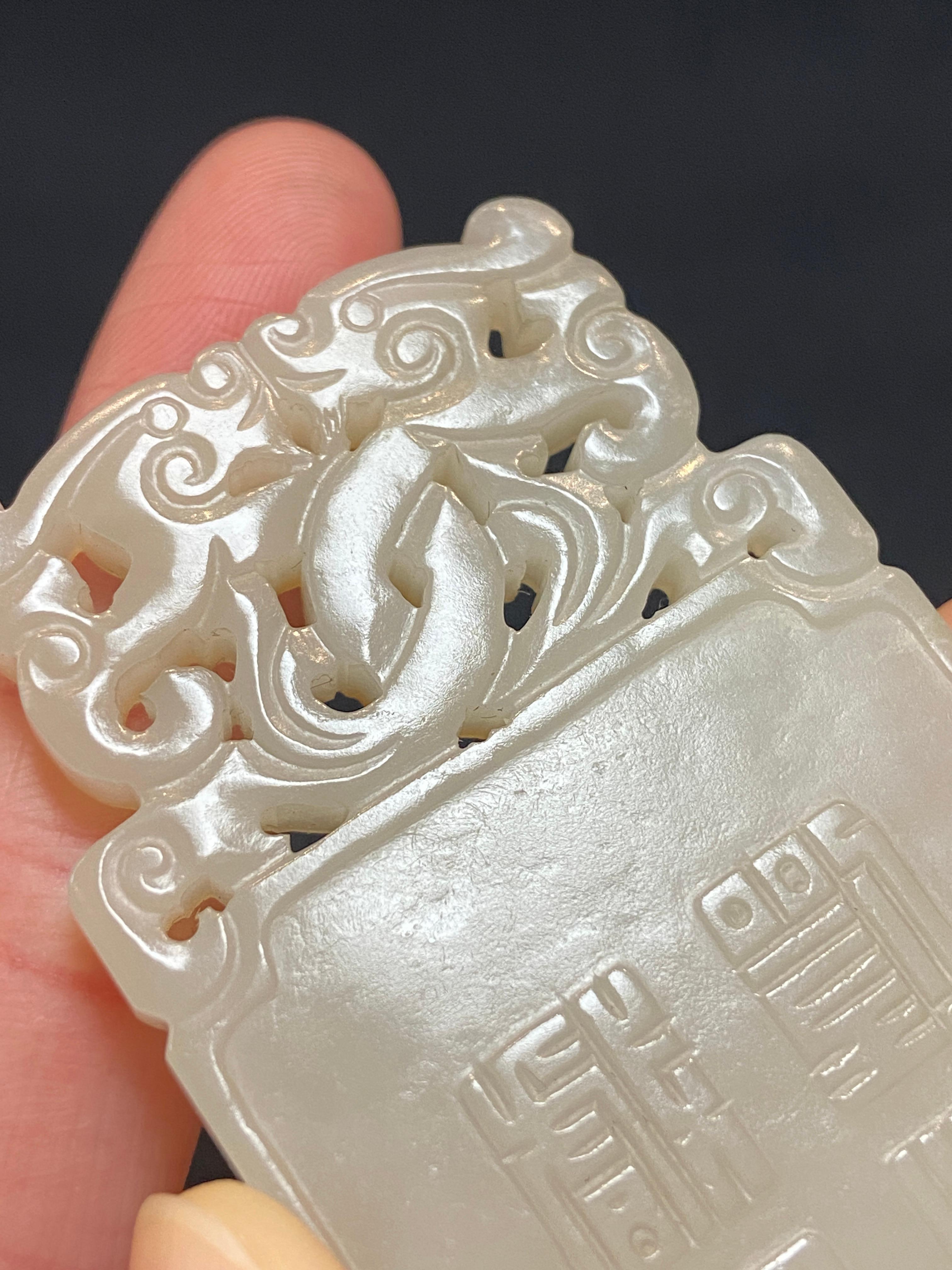 Qing， An antique Chinese Fine carved figural Hetian white jade pendentif en vente 5