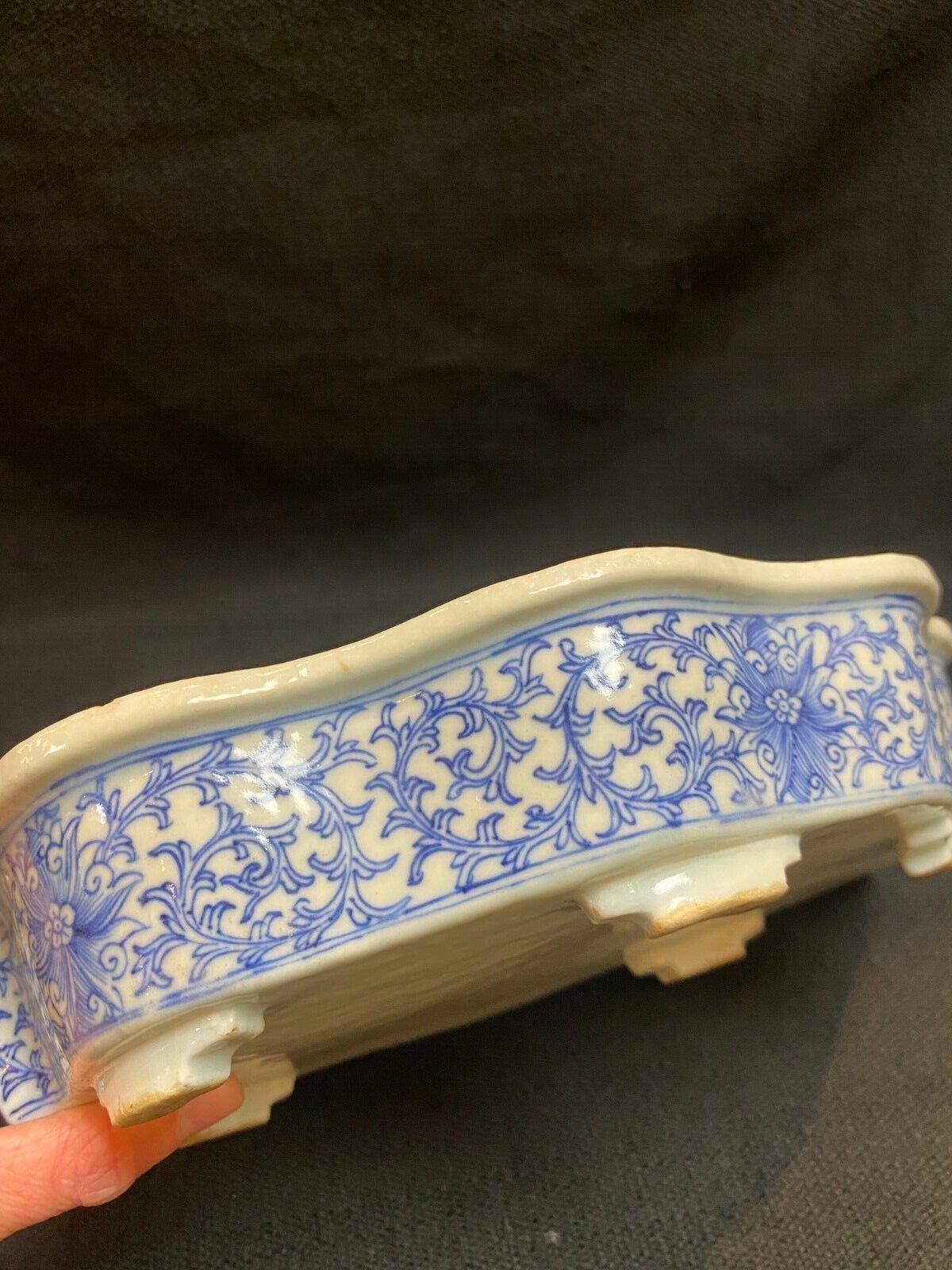 Qing, ancien pot de fleurs en porcelaine bleu et blanc à motif de lotus en forme de feuille en vente 3