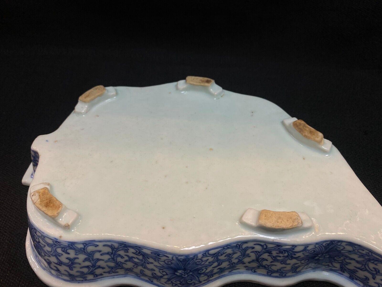 Qing, ancien pot de fleurs en porcelaine bleu et blanc à motif de lotus en forme de feuille en vente 4