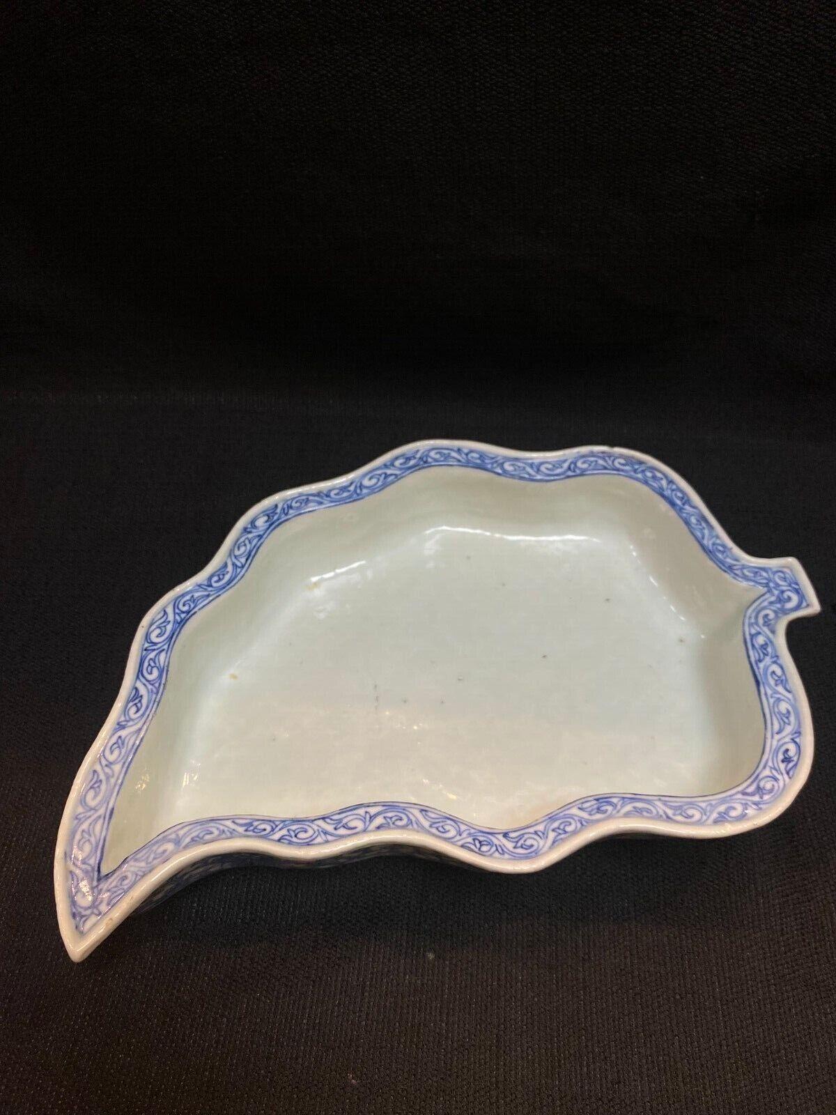 Qing, antique blue and white lotus pattern leaf shape porcelain narcissus bow/ ?,????????????(??)
Condition: Shows normal sign of wear and use, No damage or crack. 
Approximate Size: L: 27cm, W: 16.5 cm, H: 5 cm. Please refer the Size and the