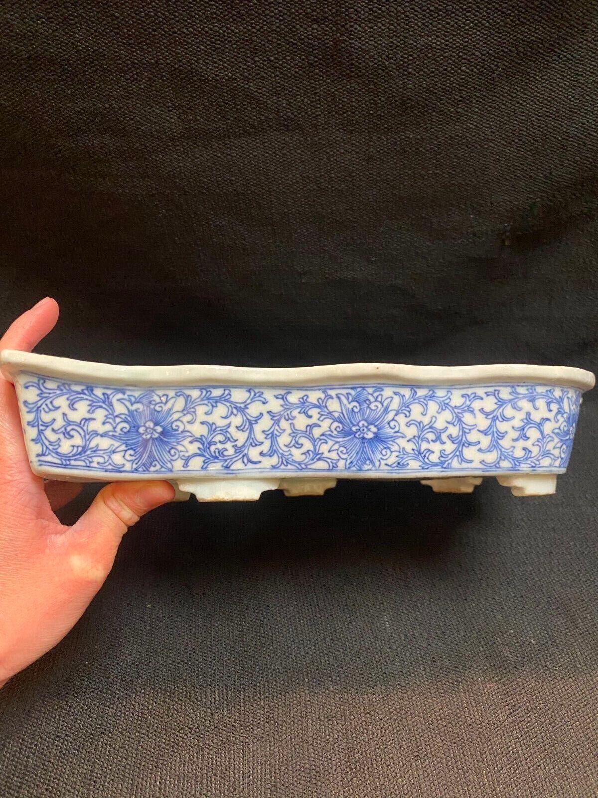 Vernissé Qing, ancien pot de fleurs en porcelaine bleu et blanc à motif de lotus en forme de feuille en vente