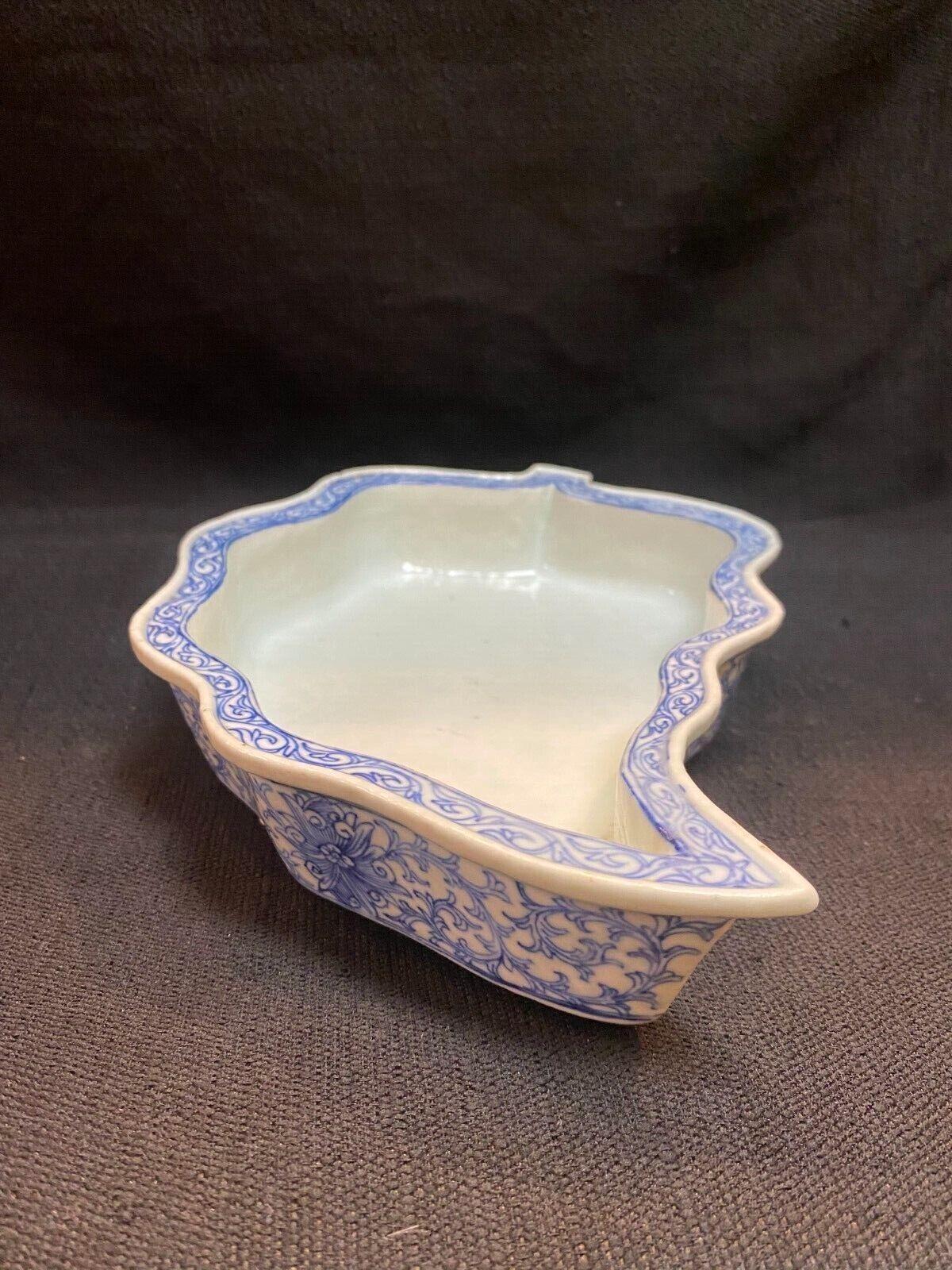 Qing, Antique Blue and White Lotus Pattern Leaf Shape Porcelain Flowerpot In Good Condition For Sale In San Gabriel, CA