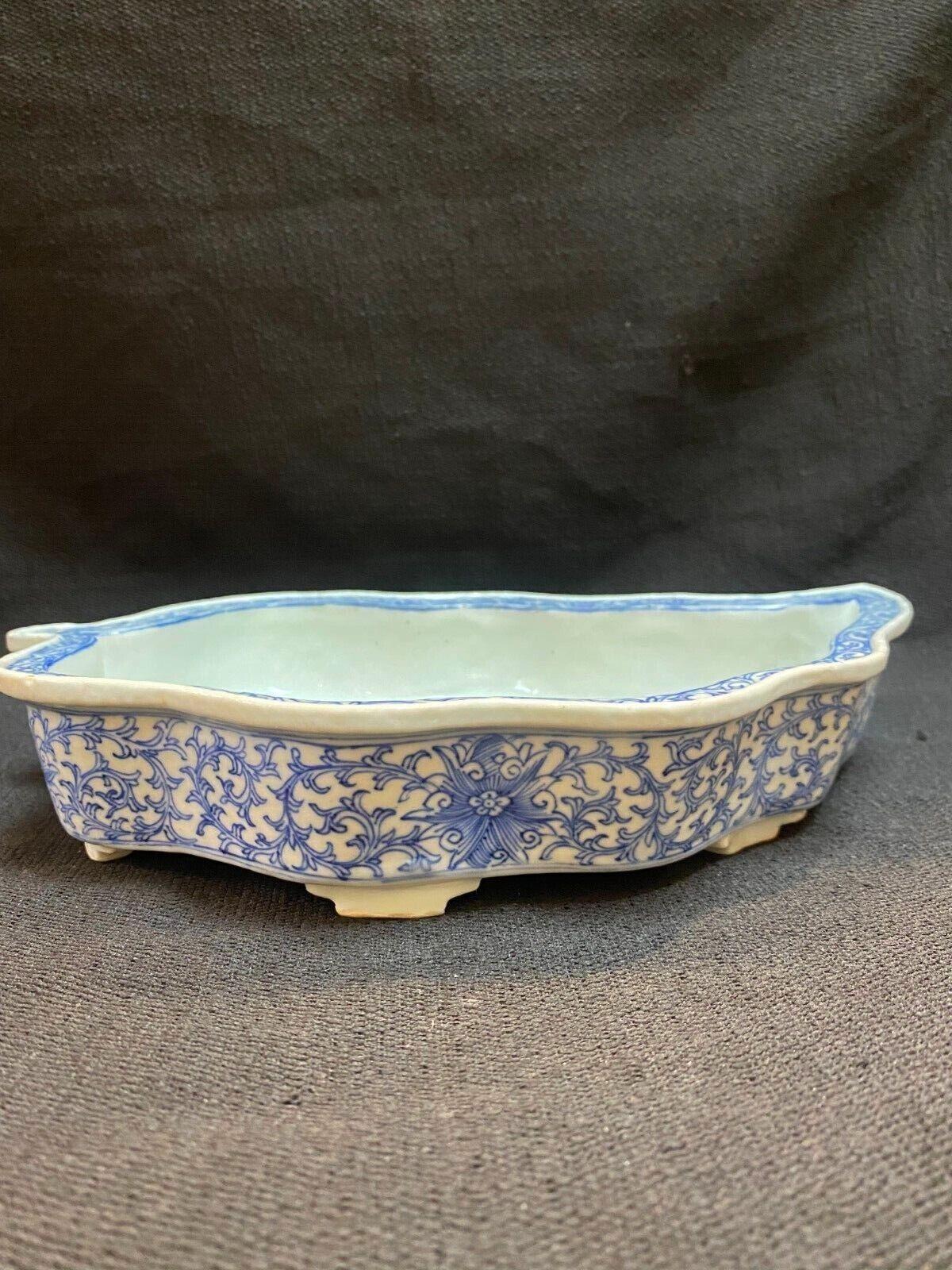 Porcelaine Qing, ancien pot de fleurs en porcelaine bleu et blanc à motif de lotus en forme de feuille en vente
