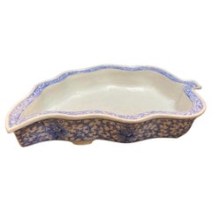 Qing, ancien pot de fleurs en porcelaine bleu et blanc à motif de lotus en forme de feuille