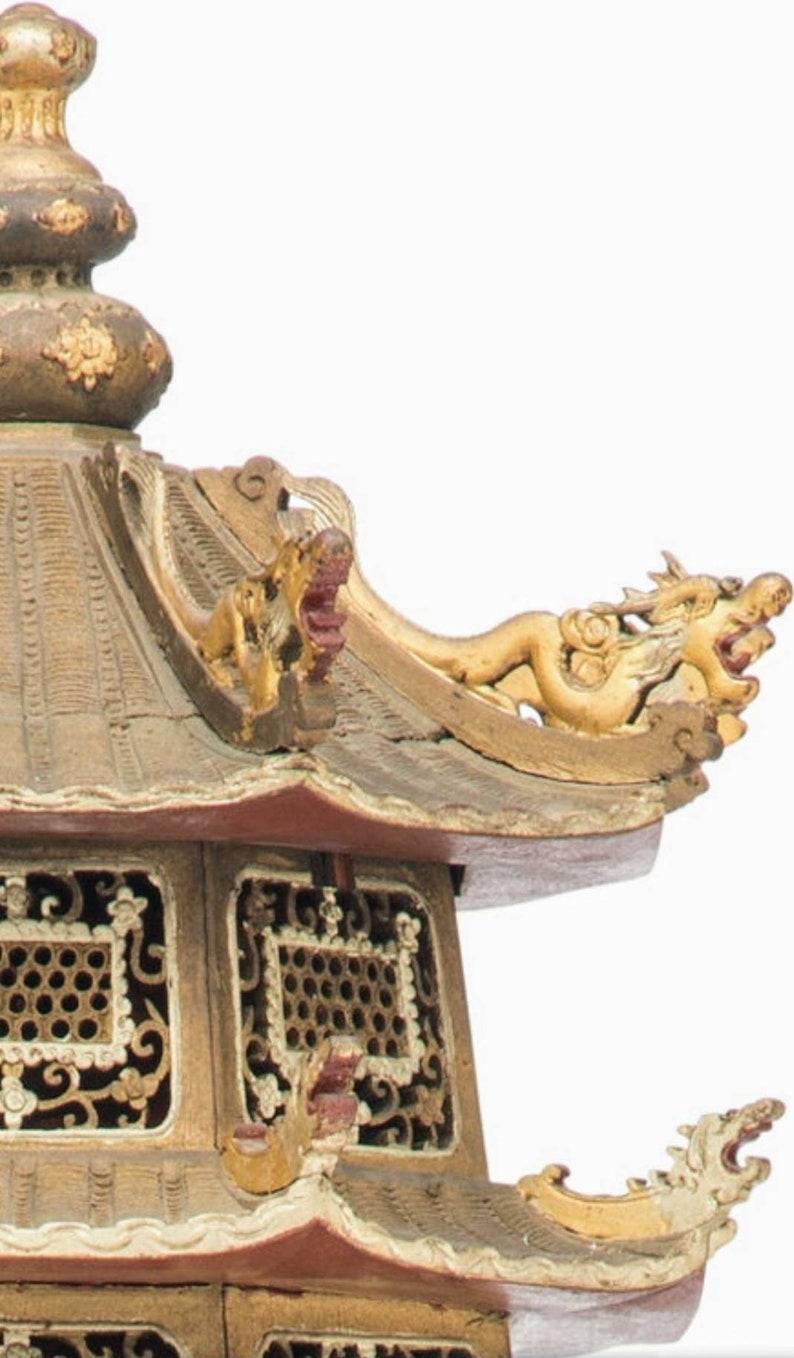 XIXe siècle Rare Pagode Sculpturale Chinoise Ancienne sur Stand Façonnée en Lampadaire en vente