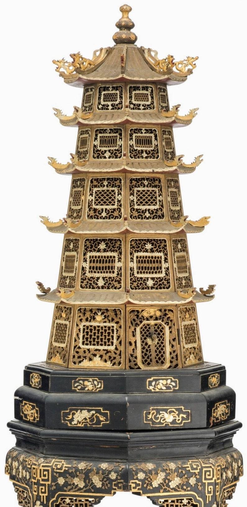 Rare Pagode Sculpturale Chinoise Ancienne sur Stand Façonnée en Lampadaire en vente 1
