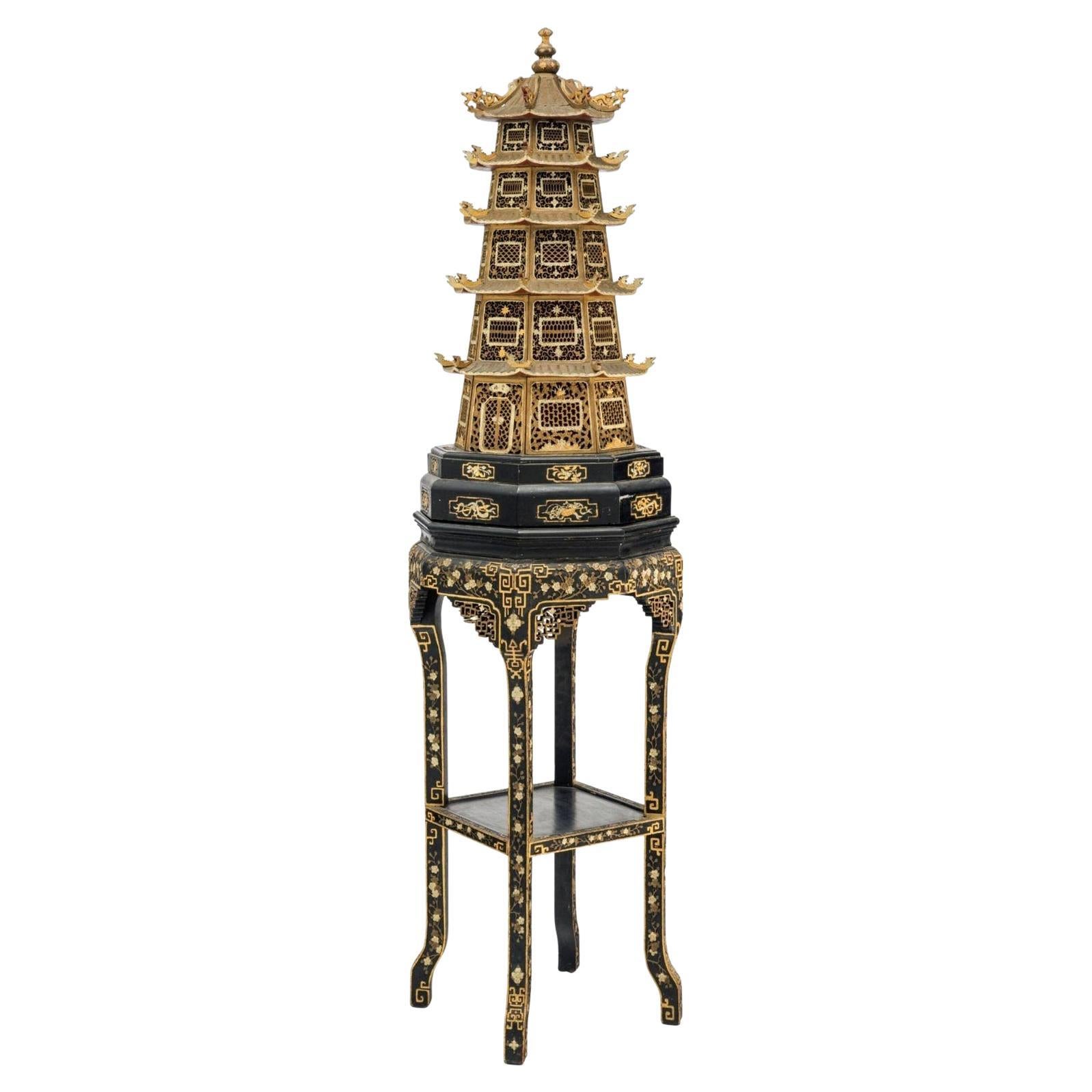 Rare Pagode Sculpturale Chinoise Ancienne sur Stand Façonnée en Lampadaire en vente