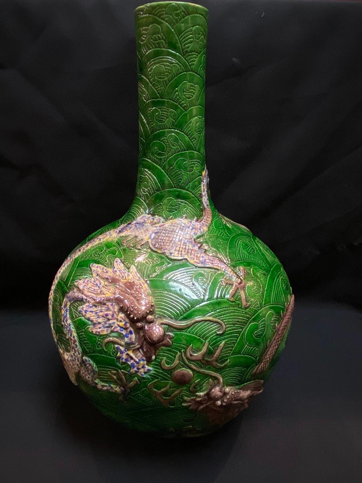 Qing, Antique 20th century Sancai-Glazed Dragon Pattern Porcelain Vase  For Sale 5