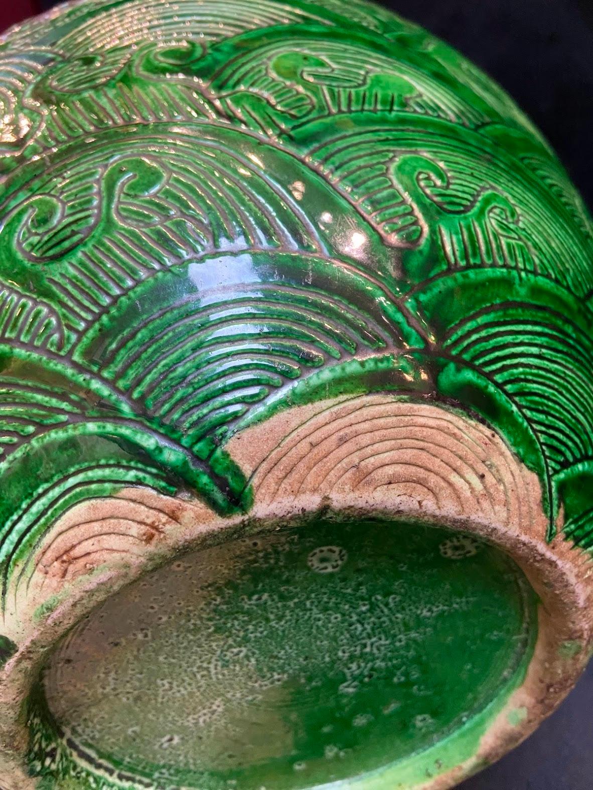 Qing, Antique 20th century Sancai-Glazed Dragon Pattern Porcelain Vase  For Sale 8
