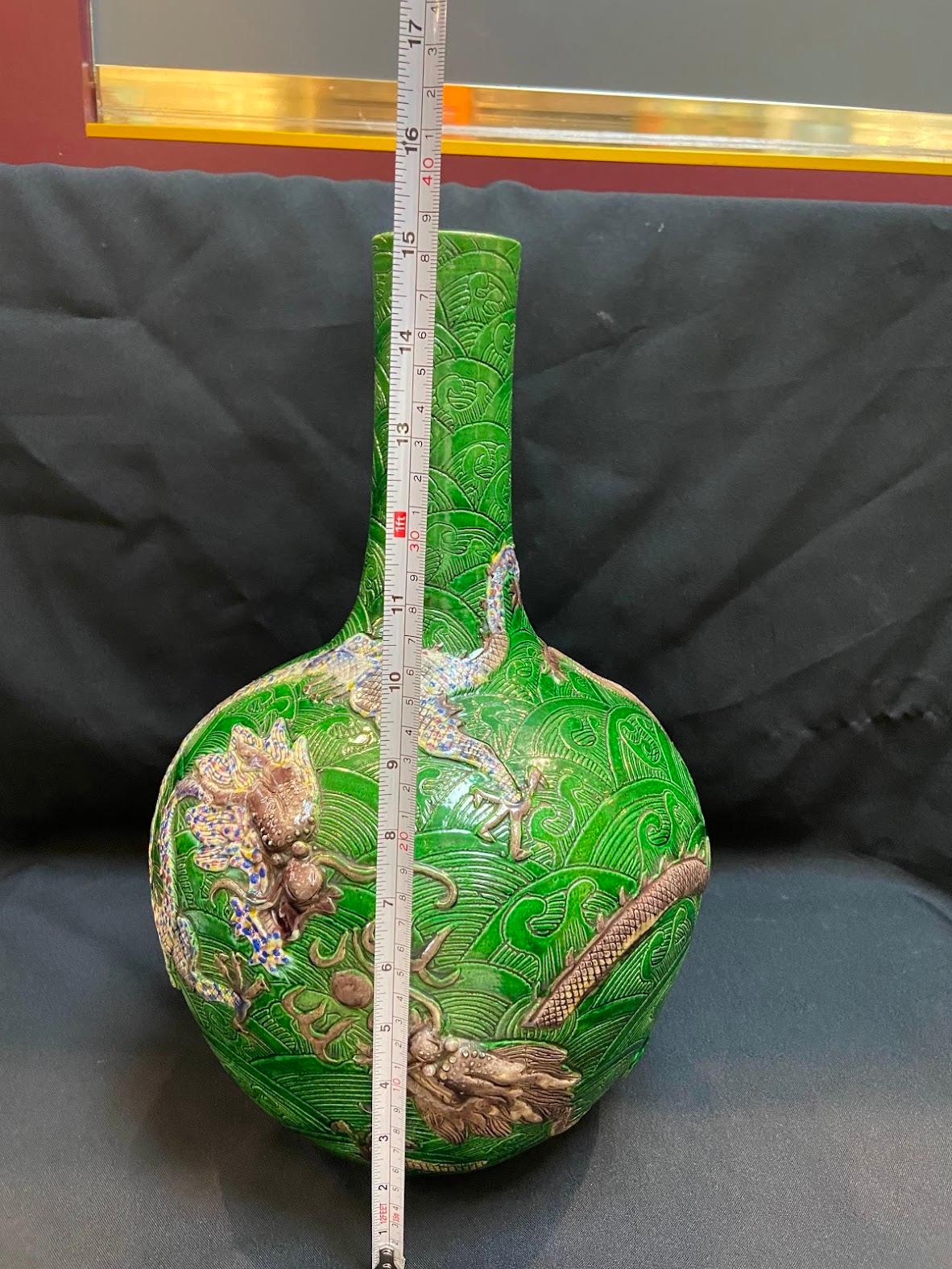 Qing, Antique 20th century Sancai-Glazed Dragon Pattern Porcelain Vase  For Sale 10