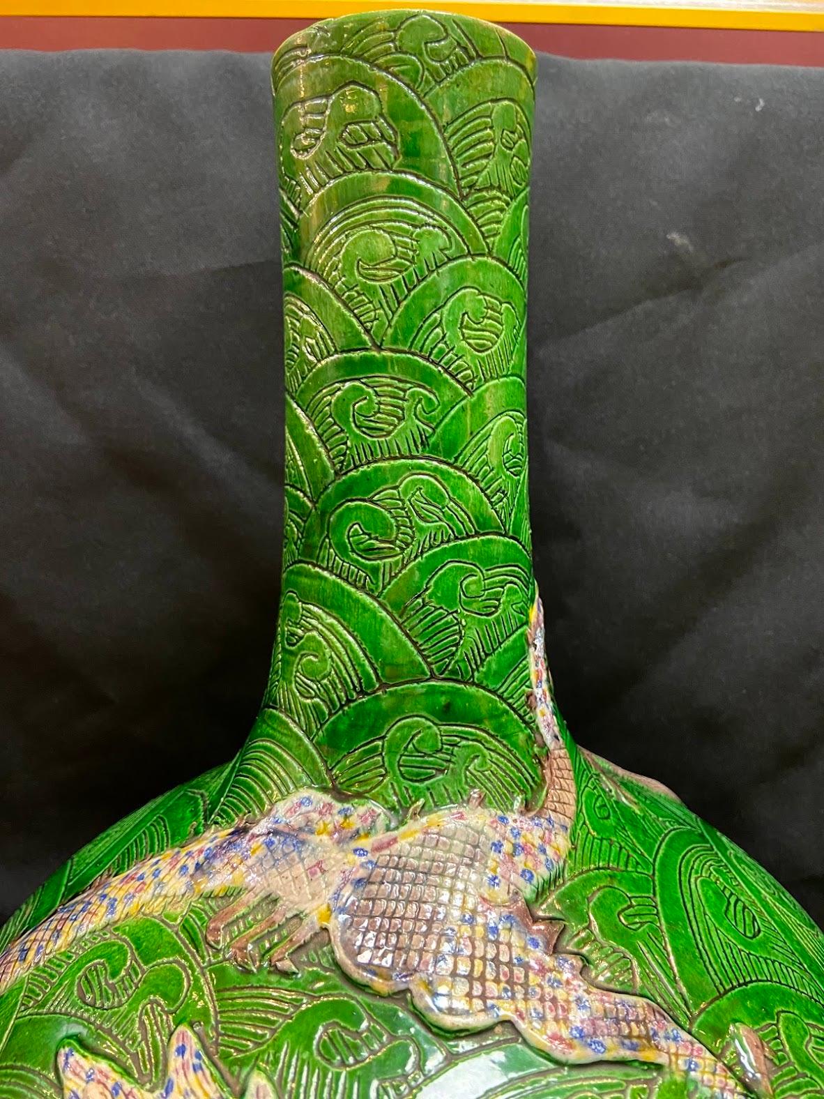 Qing, Antique 20th century Sancai-Glazed Dragon Pattern Porcelain Vase  For Sale 1