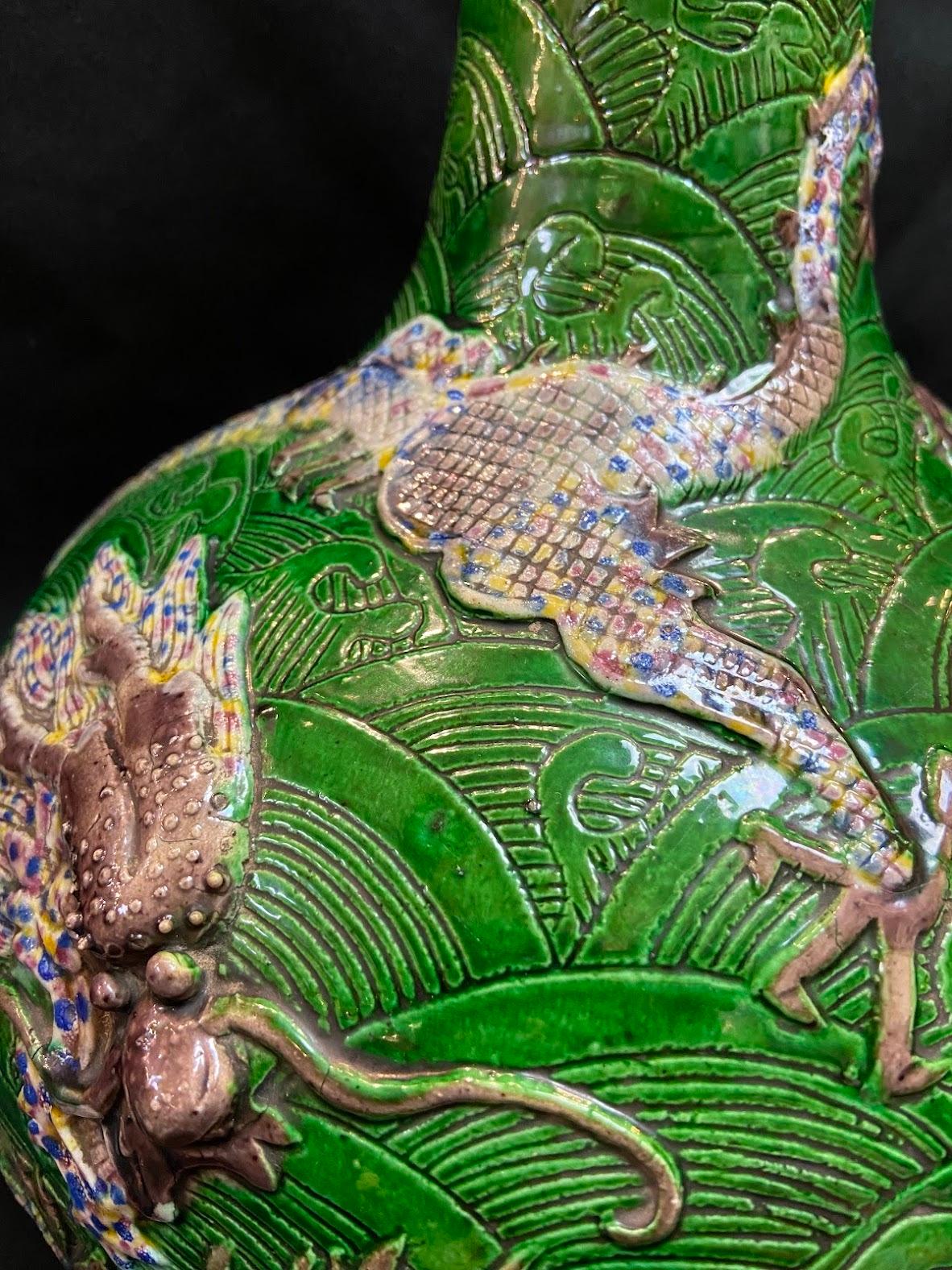 Qing, Antique 20th century Sancai-Glazed Dragon Pattern Porcelain Vase  For Sale 2
