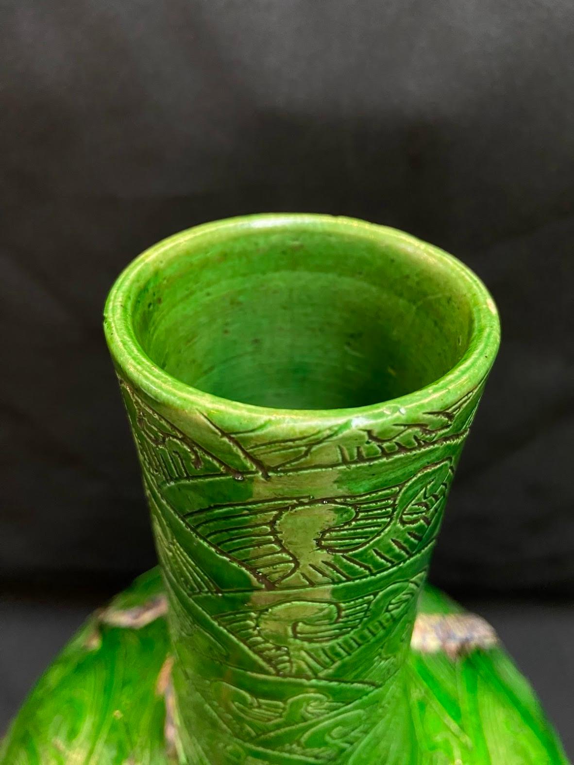 Qing, Antique 20th century Sancai-Glazed Dragon Pattern Porcelain Vase  For Sale 3