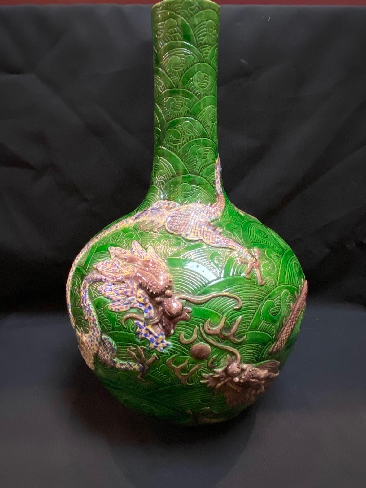 Qing, Antique 20th century Sancai-Glazed Dragon Pattern Porcelain Vase  For Sale 4