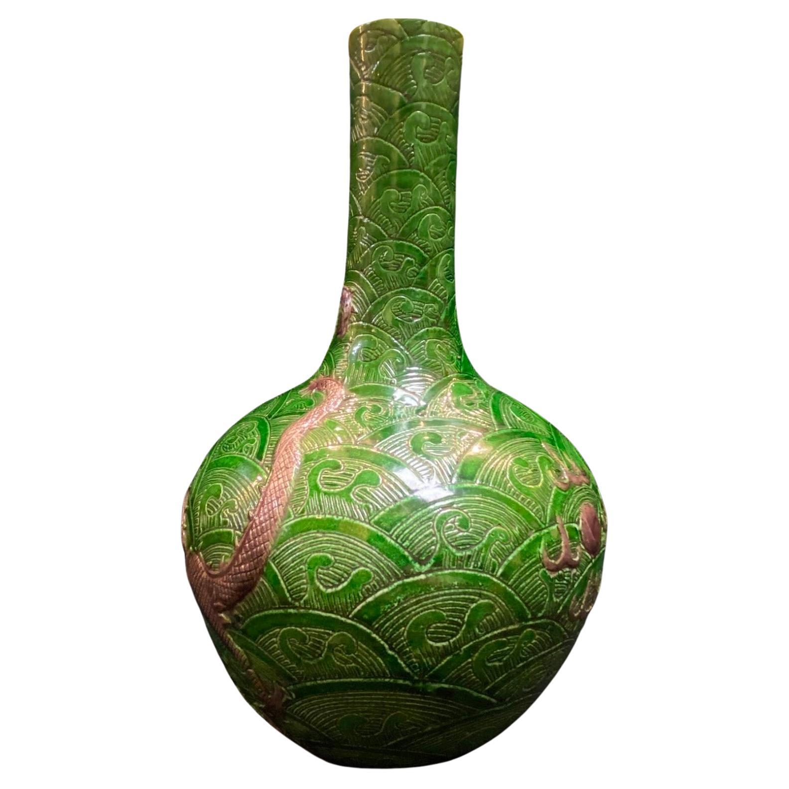 Qing, Antique 20th century Sancai-Glazed Dragon Pattern Porcelain Vase  For Sale