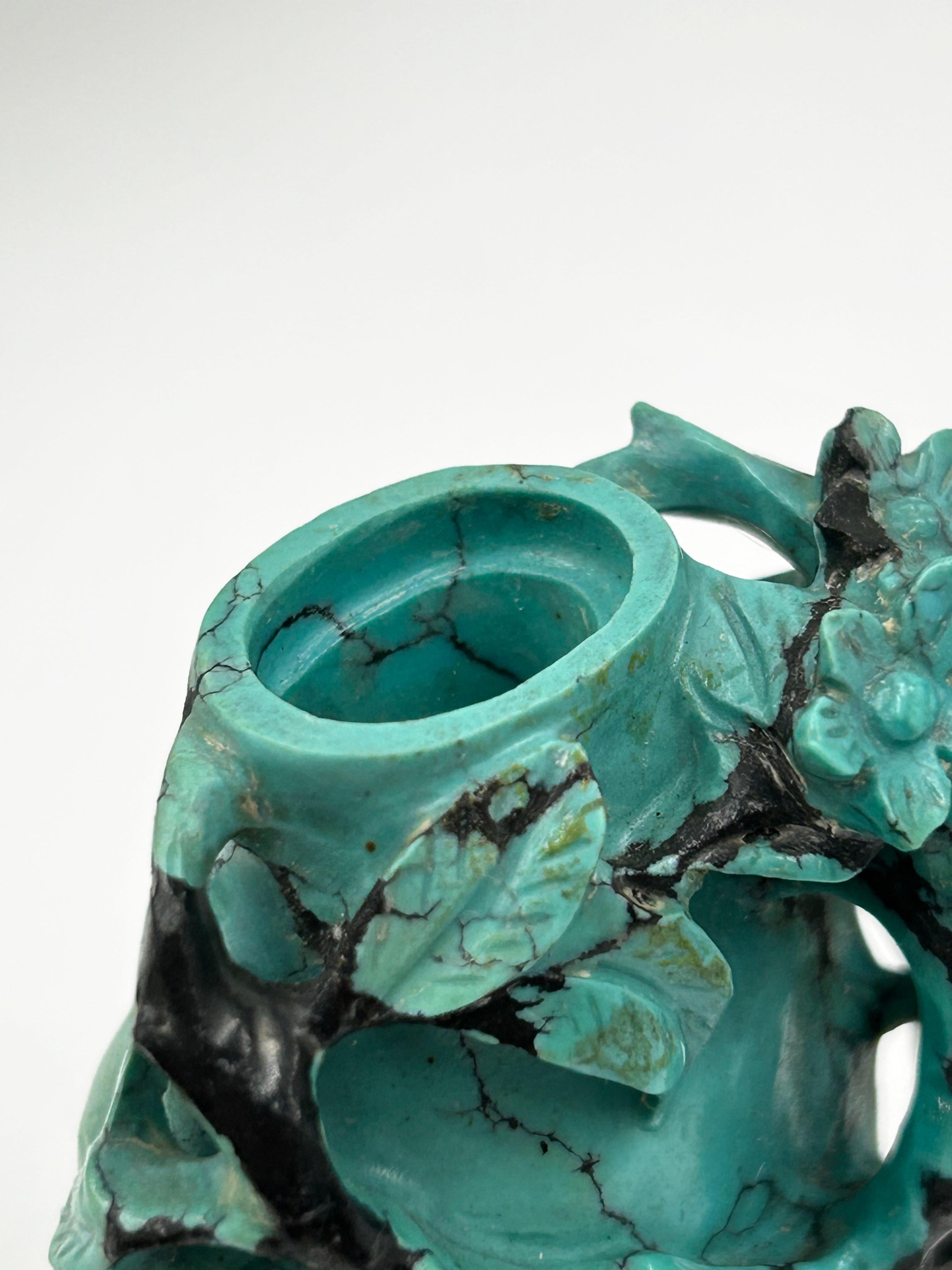 Bouteille à priser en turquoise sculptée de la dynastie Qing
Ce flacon à priser de la dynastie Qing est sculpté dans un seul morceau de turquoise. Elle est ornée d'un motif en haut-relief représentant des fleurs, des feuilles et un oiseau,