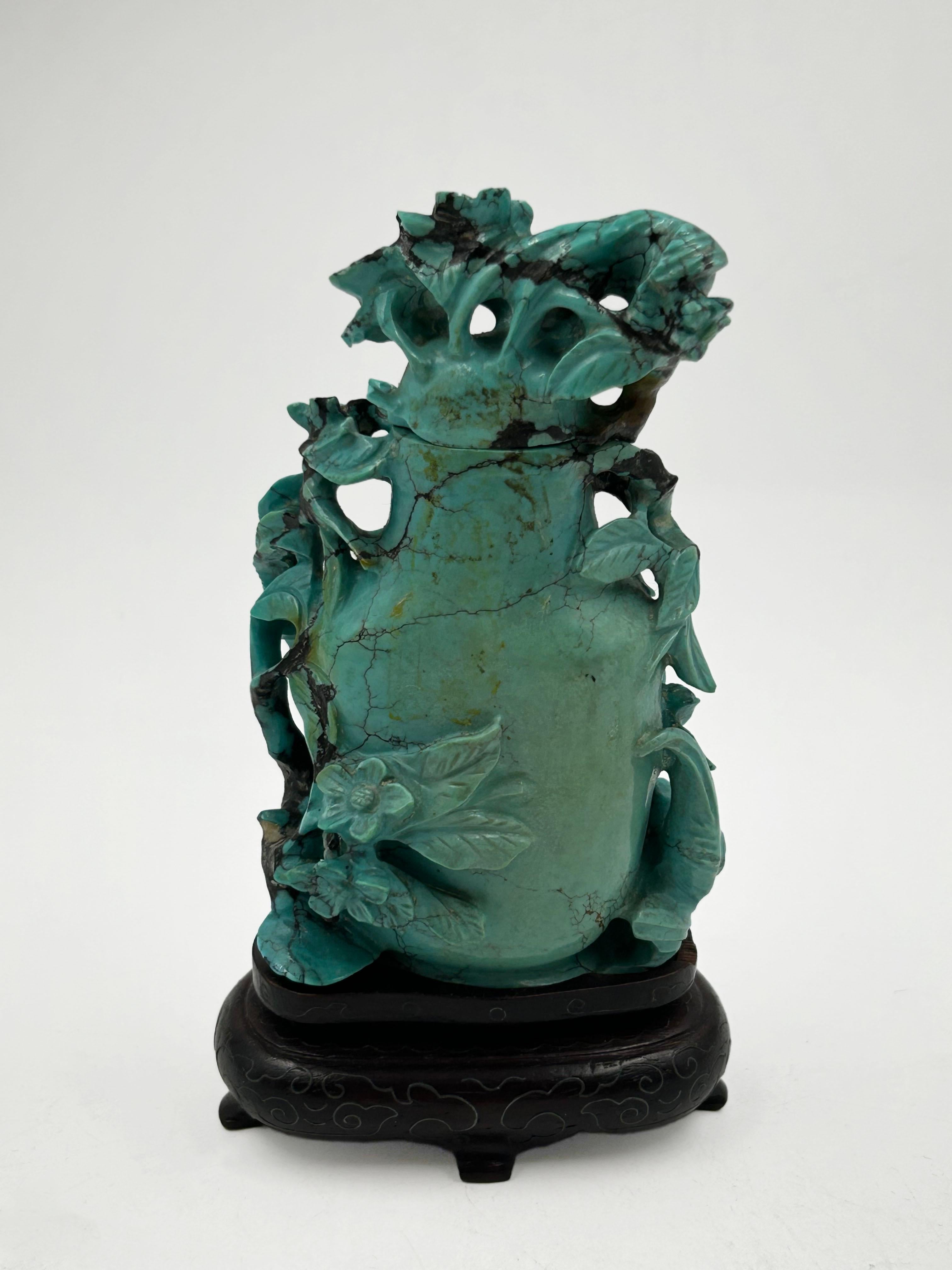 Chinois Bouteille à priser en turquoise sculptée Qing en vente