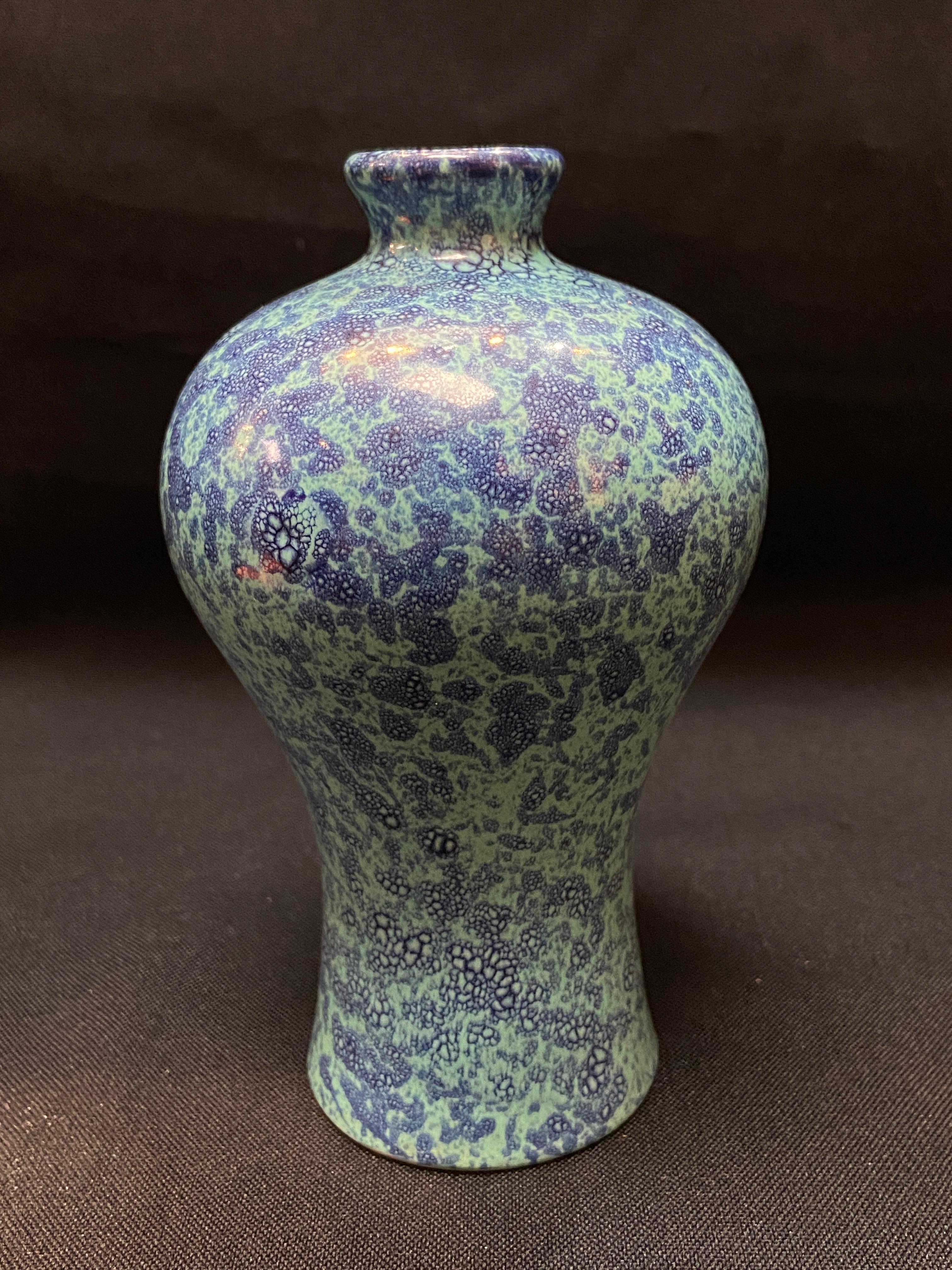 Qing， Chinese antique a delicate “Robin-Egg”-glazed porcelain plum vase/ 清，炉钧釉梅瓶 （全品）18th century
Condition：Shows normal sign of wear and use，please look carefully before purchase. 
Approximate size：H：14 cm，W：7 cm. Please refer the size in the
