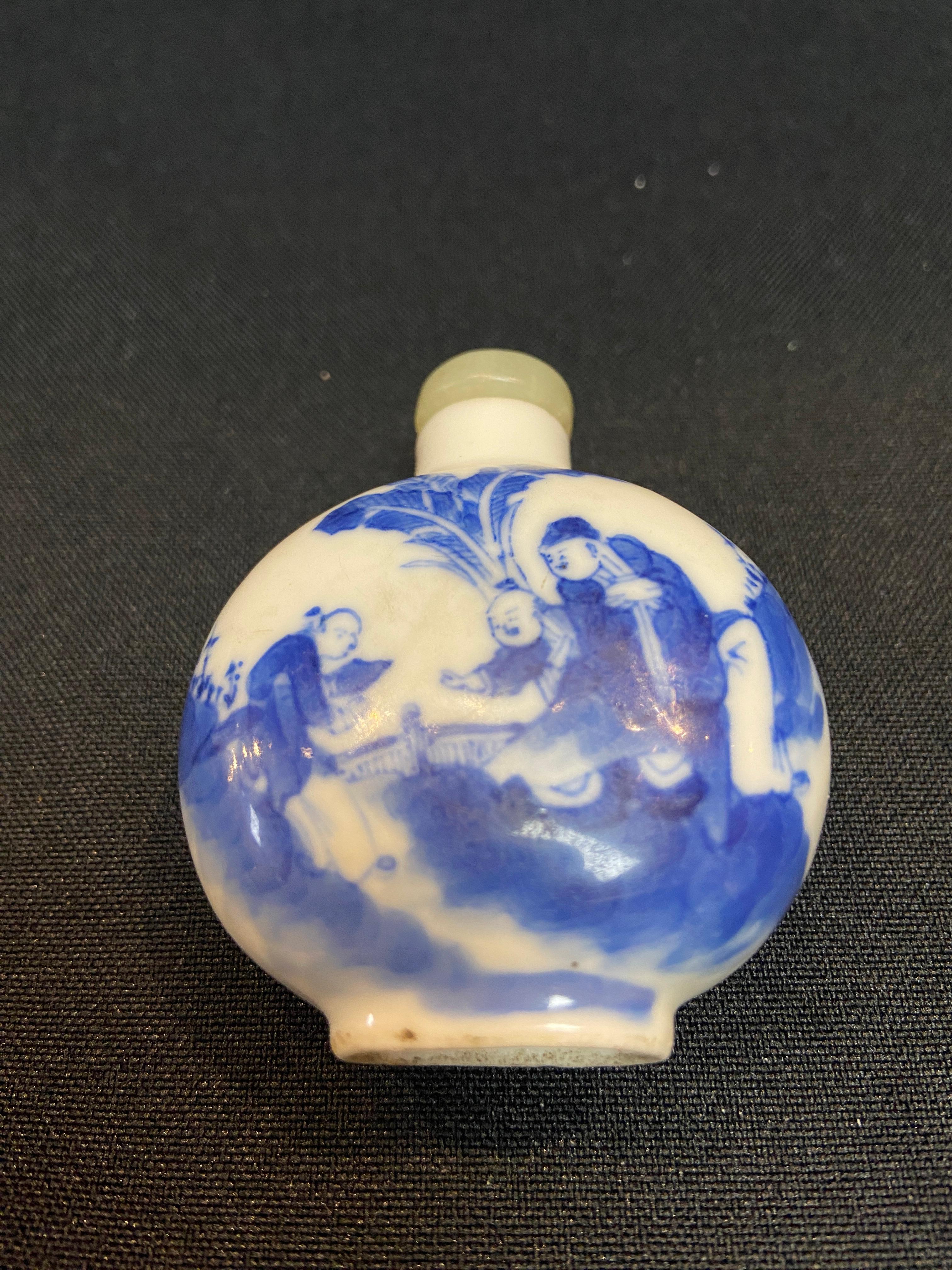 Bouteille de parfum chinoise ancienne en bleu et blanc figurative Qing en vente 3