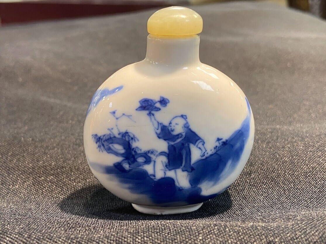 Chinois Bouteille de parfum chinoise ancienne en bleu et blanc figurative Qing en vente