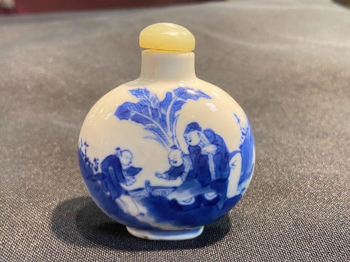 Vernissé Bouteille de parfum chinoise ancienne en bleu et blanc figurative Qing en vente